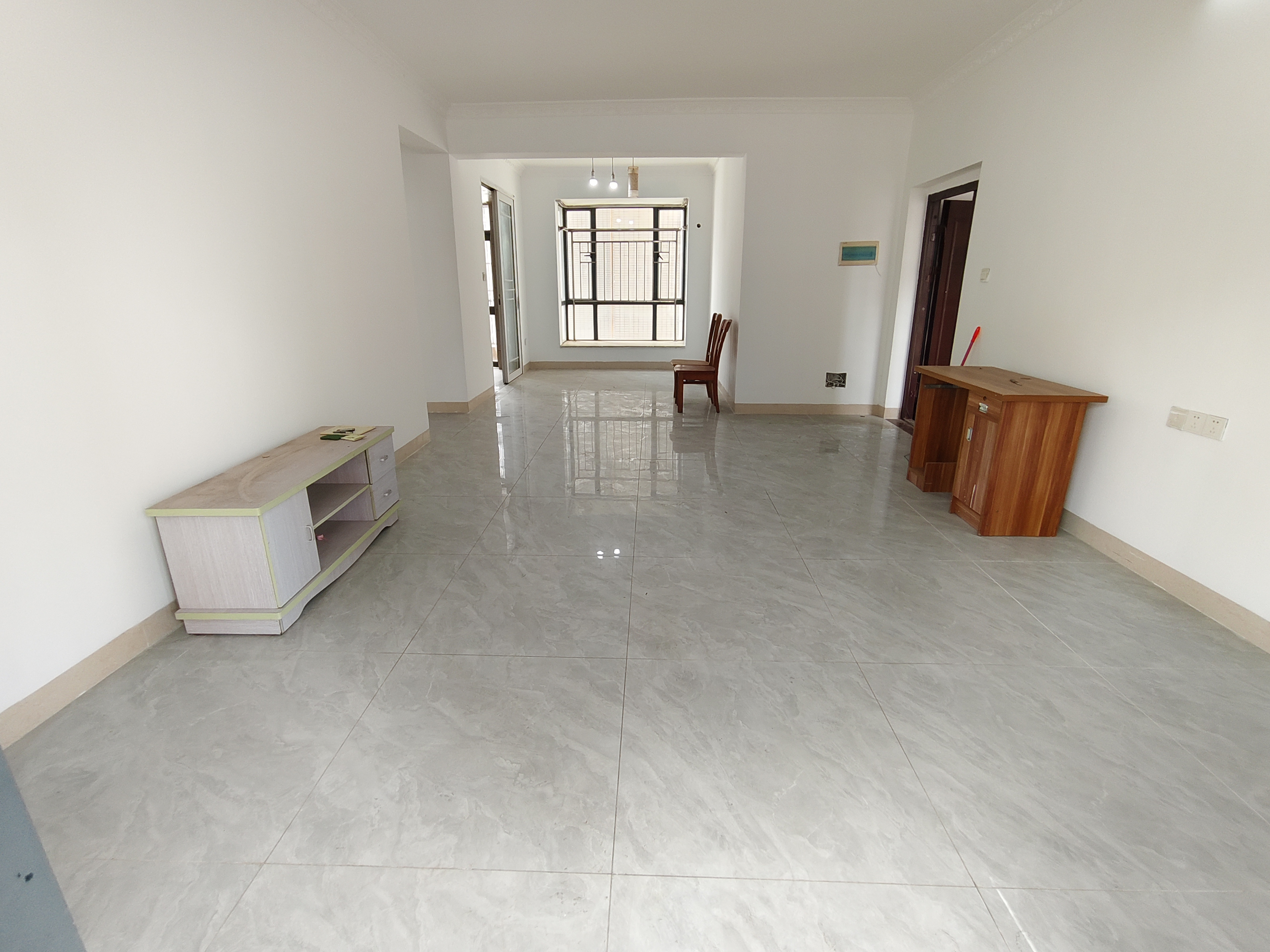 玉龙湾 4室2厅2卫 2800.0元/月 玉龙湾 4室2厅2卫 2800.0元/月室内图