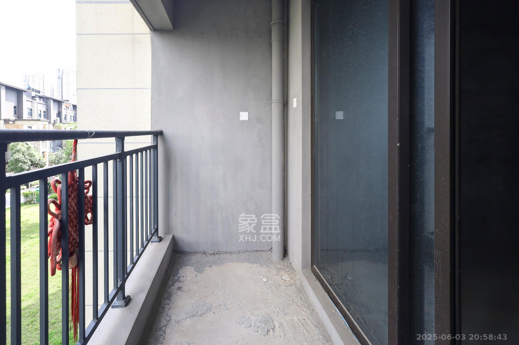 卓越青竹湖  4室2厅2卫   55.00万阳台