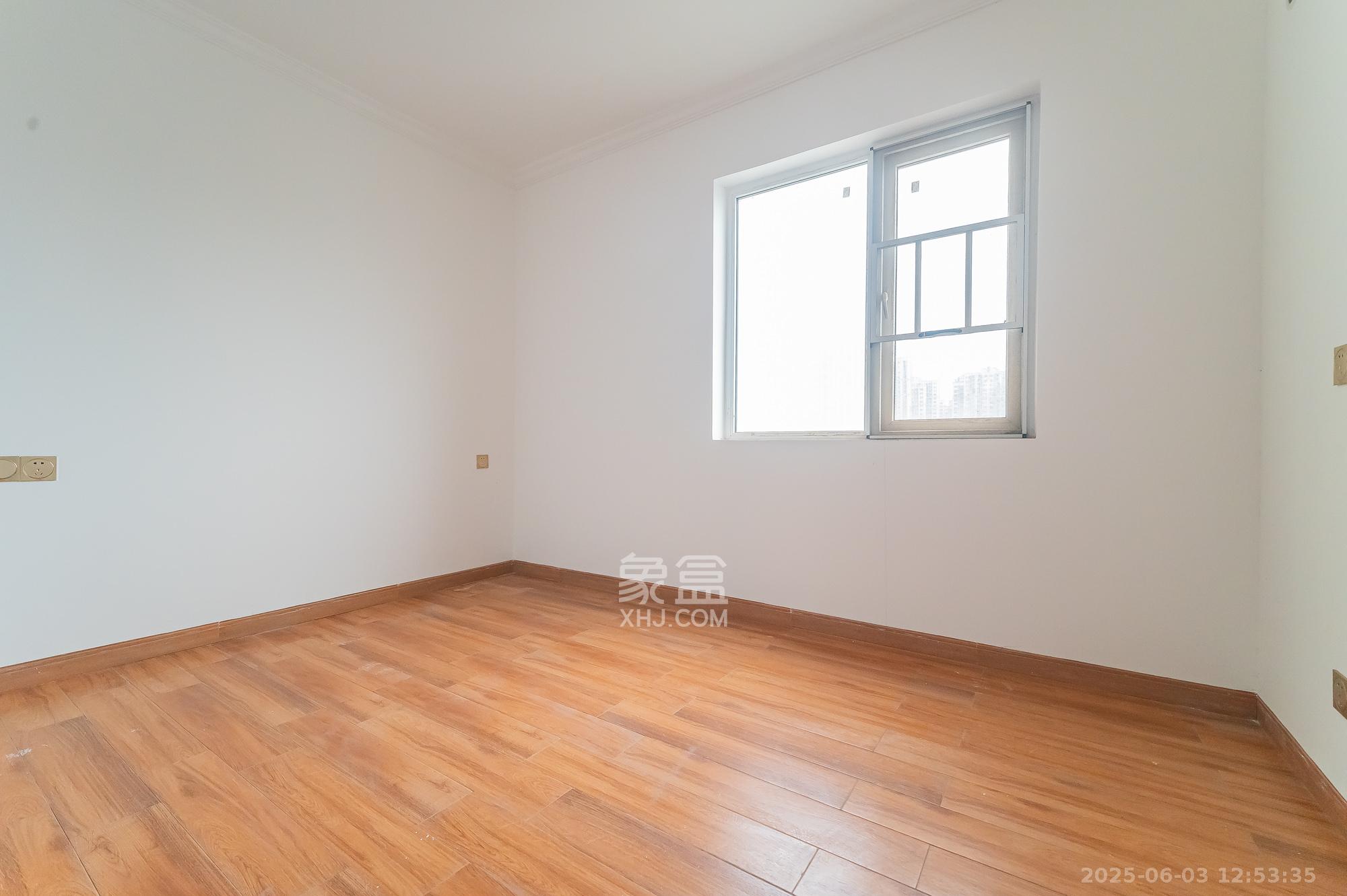 MOMA当代广场  4室2厅1卫    103.8万 MOMA当代广场  4室2厅1卫    103.8万卧室