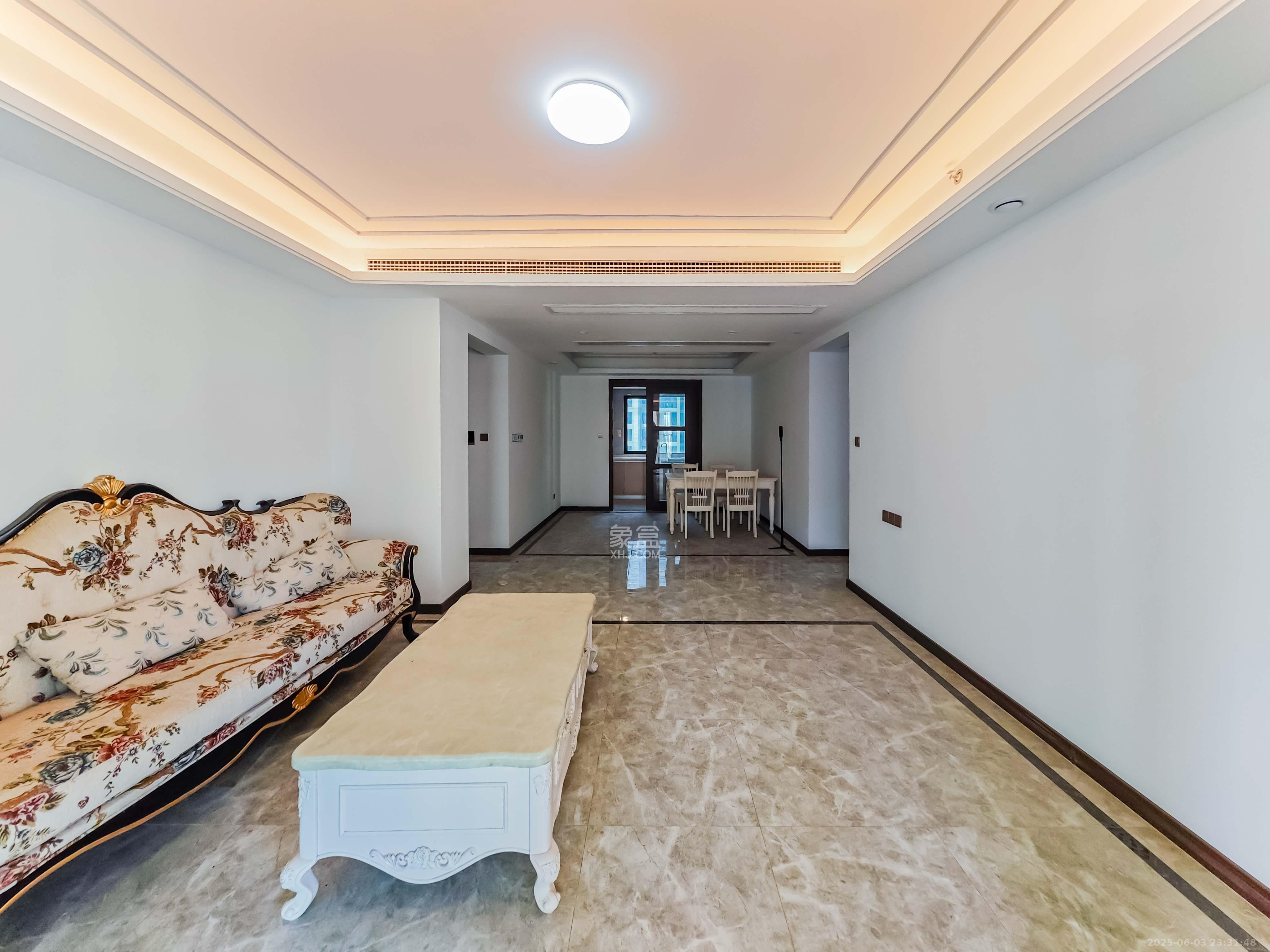 绿地长沙城际空间站（绿地新里佳苑）  5室2厅3卫    200.0万客厅