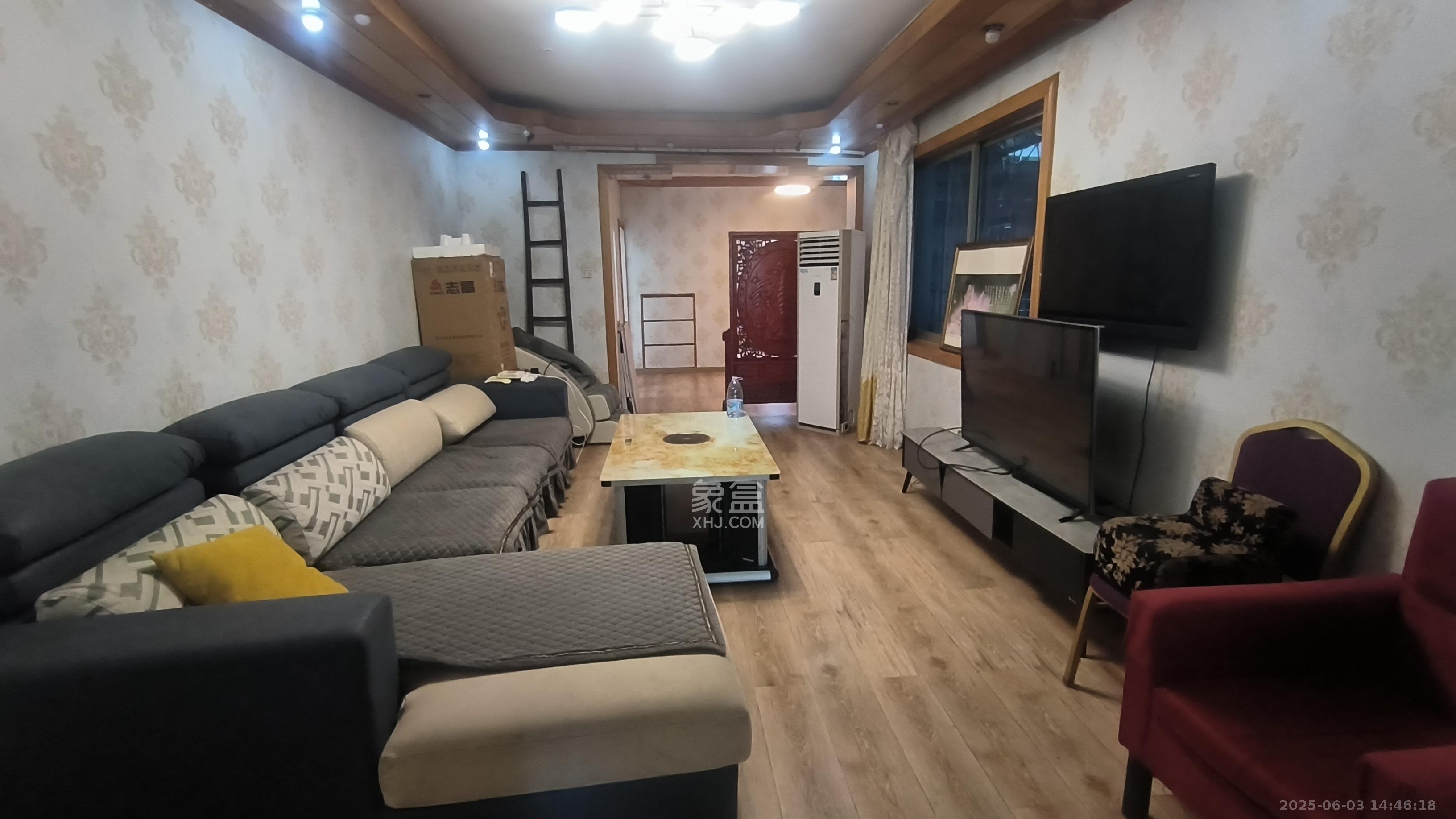 红旗雅居  3室2厅2卫   2500.00元/月