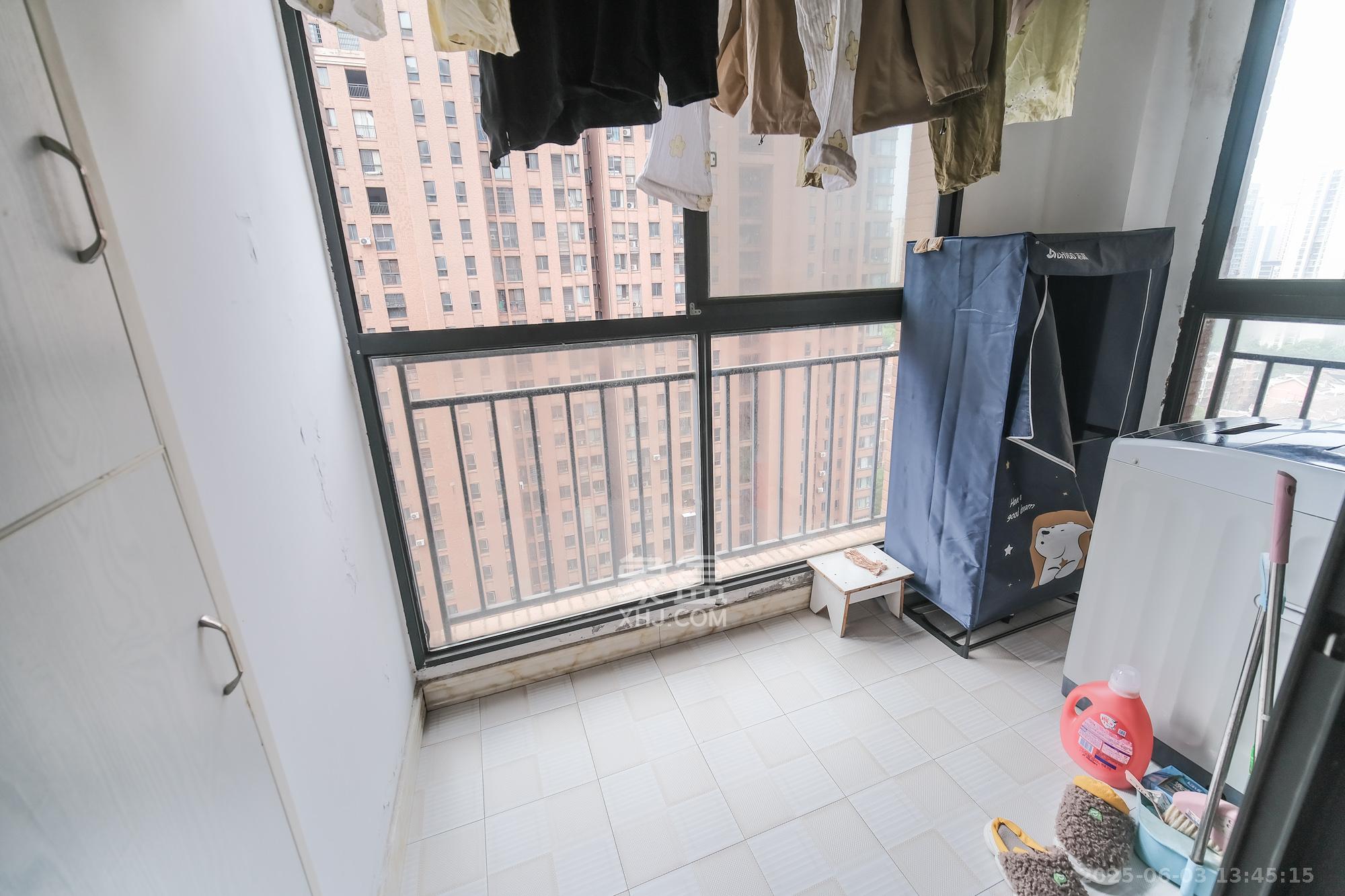 三一街区  2室2厅1卫    55.79万阳台