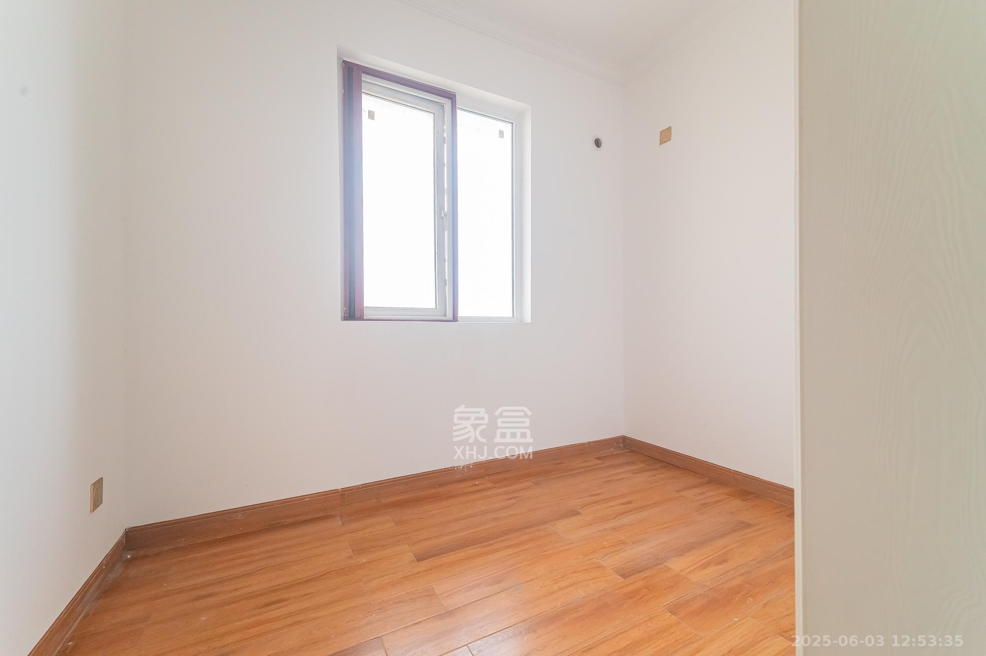 MOMA当代广场  4室2厅1卫    103.8万 MOMA当代广场  4室2厅1卫    103.8万卧室