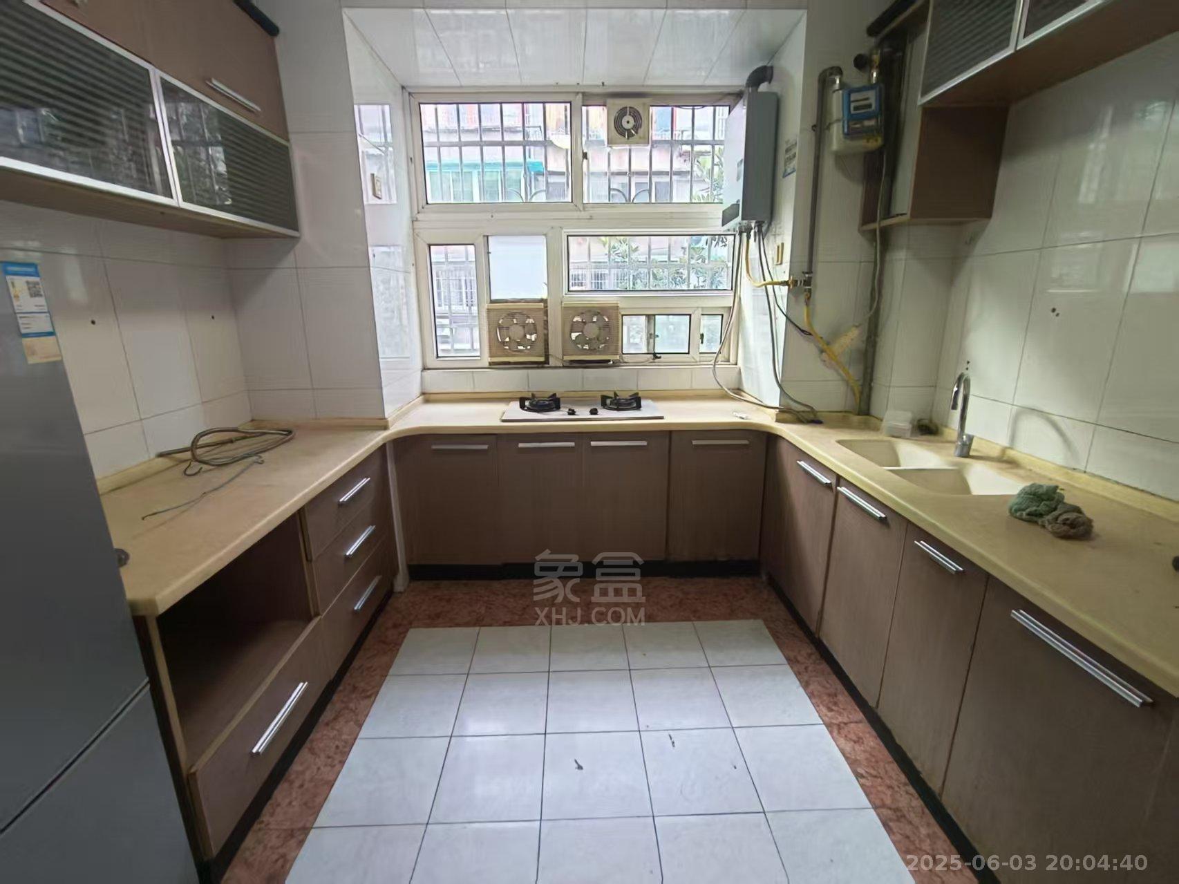 园丁小区  4室2厅2卫    2200.0元/月室内图