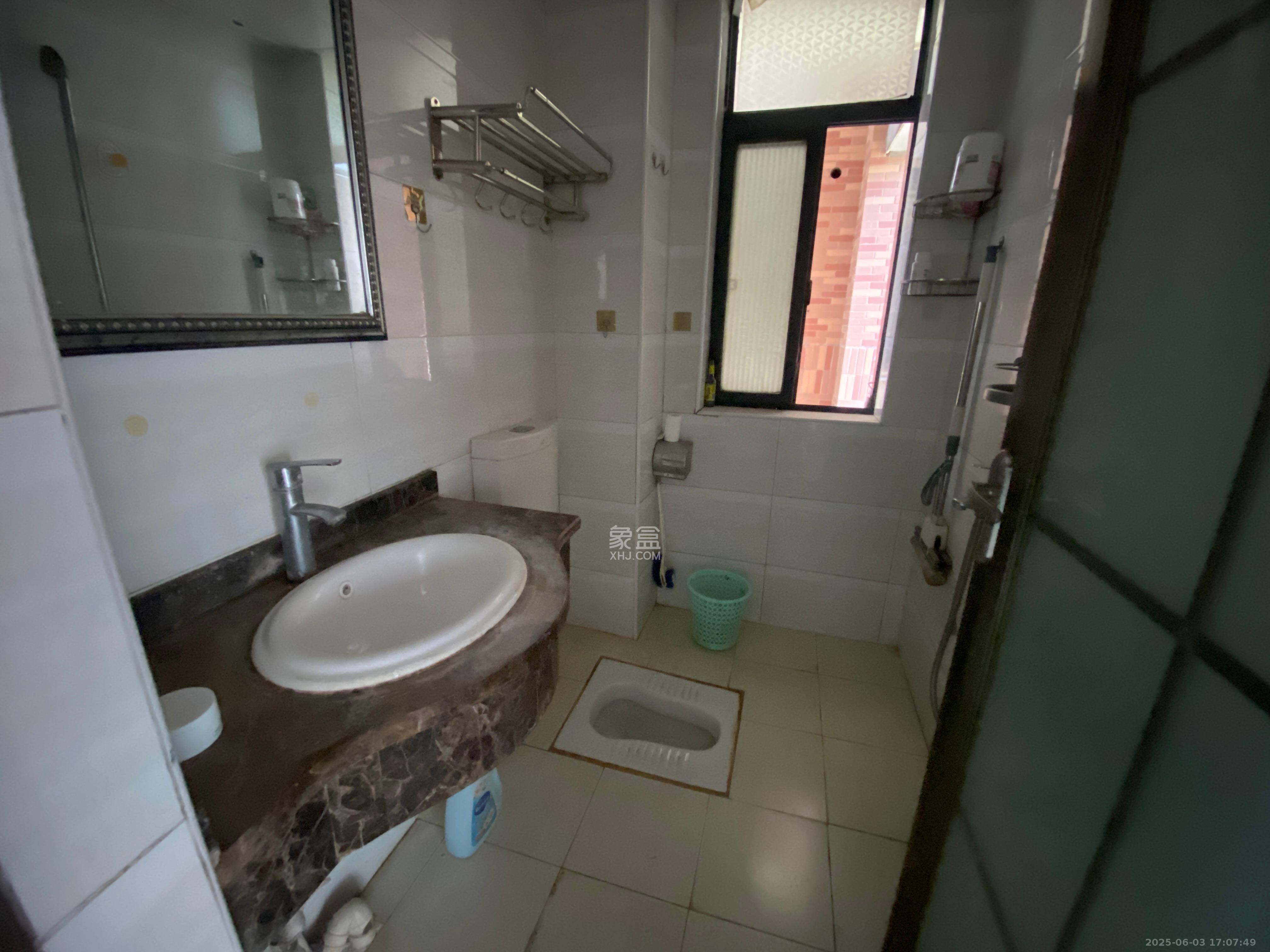 海拔东方  2室1厅1卫    1700.0元/月室内图