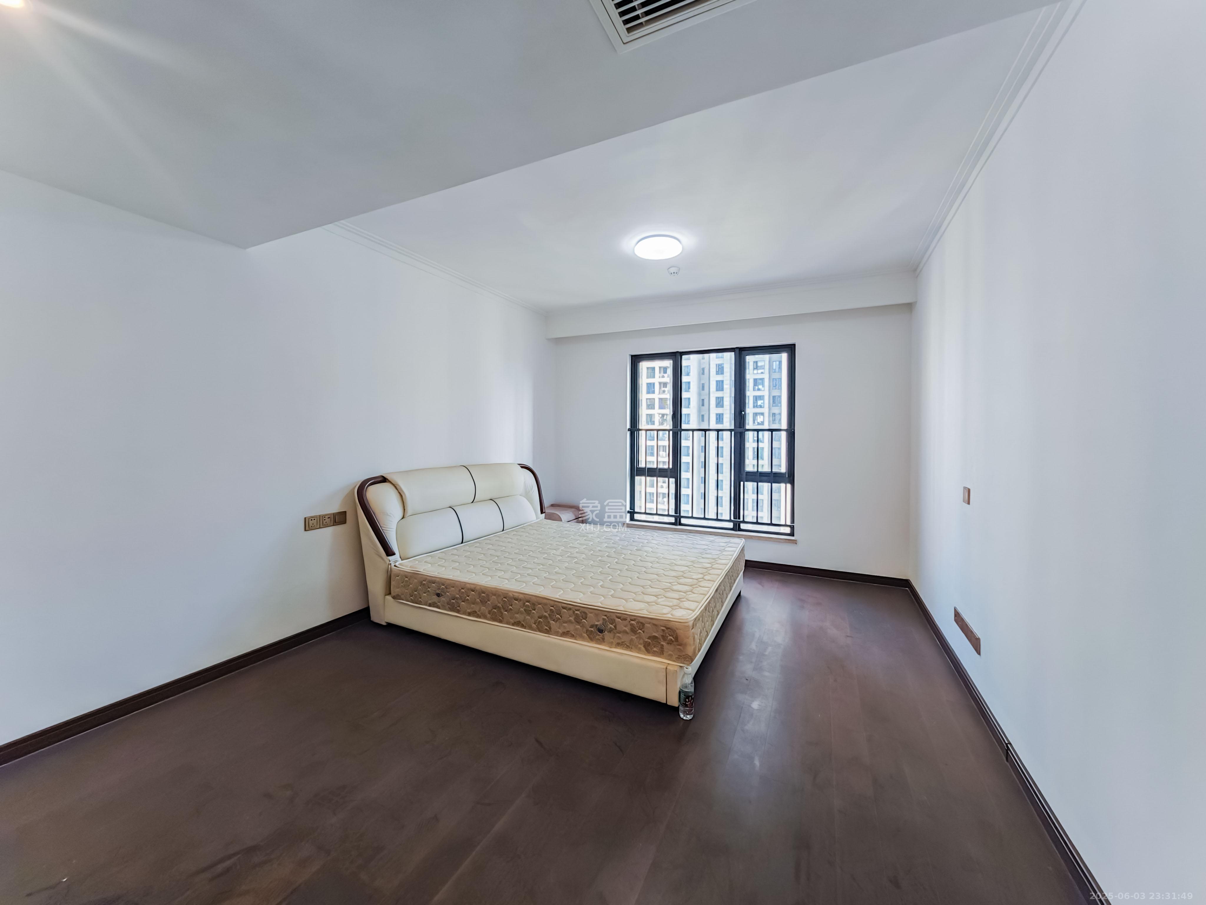 绿地长沙城际空间站（绿地新里佳苑）  5室2厅3卫    200.0万卧室