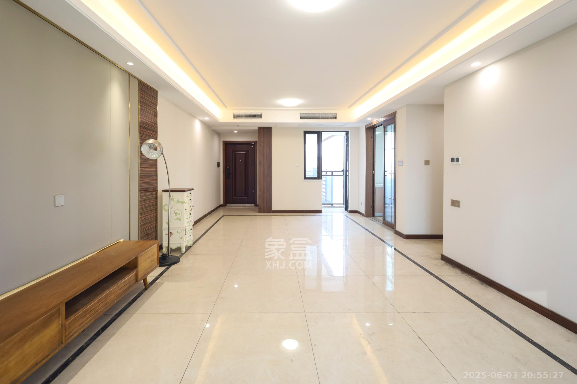 中欣楚天御府E区 4室2厅2卫 152.0万 中欣楚天御府E区 4室2厅2卫 152.0万客厅