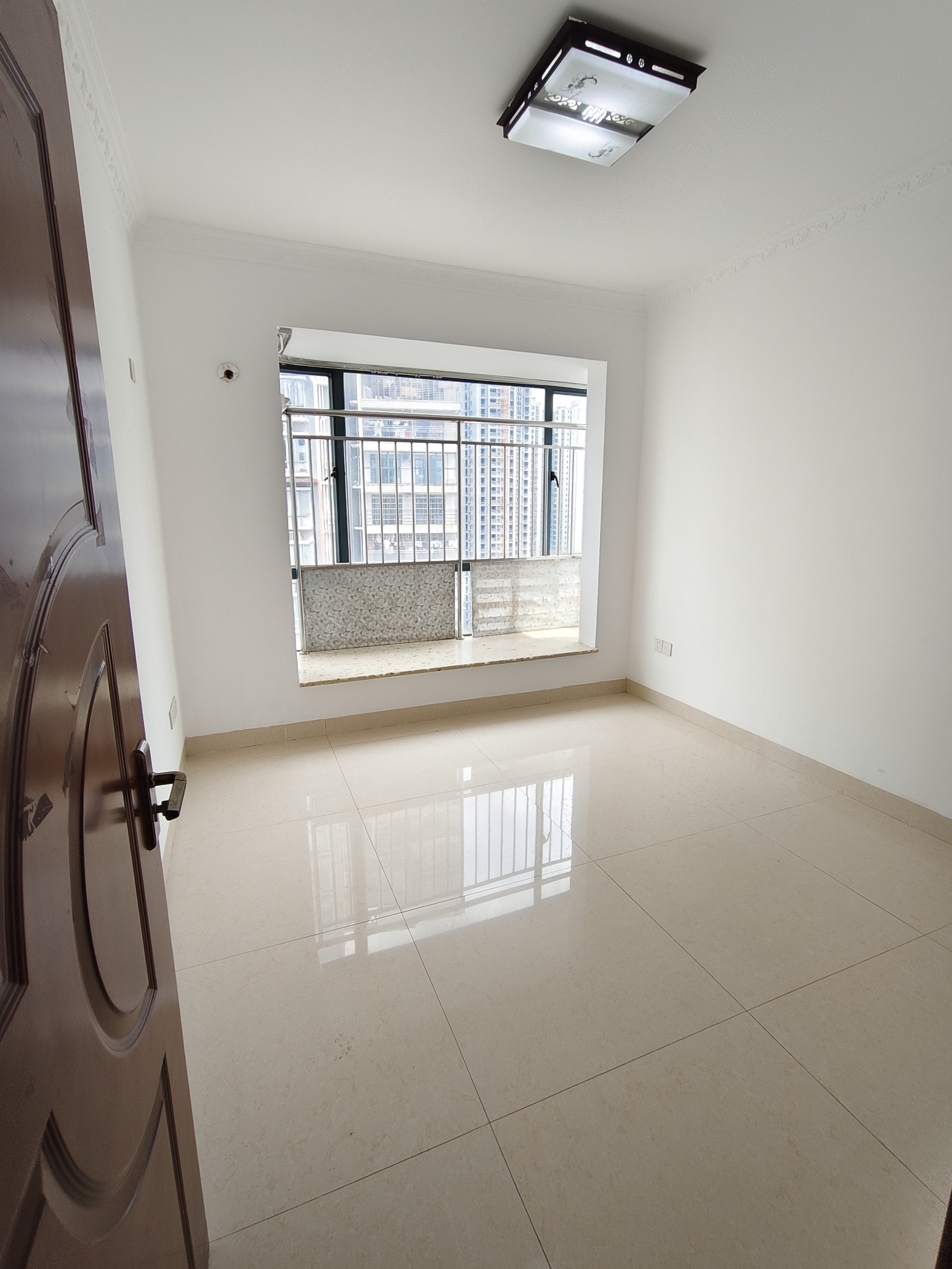 玉龙湾 4室2厅2卫 2800.0元/月 玉龙湾 4室2厅2卫 2800.0元/月室内图