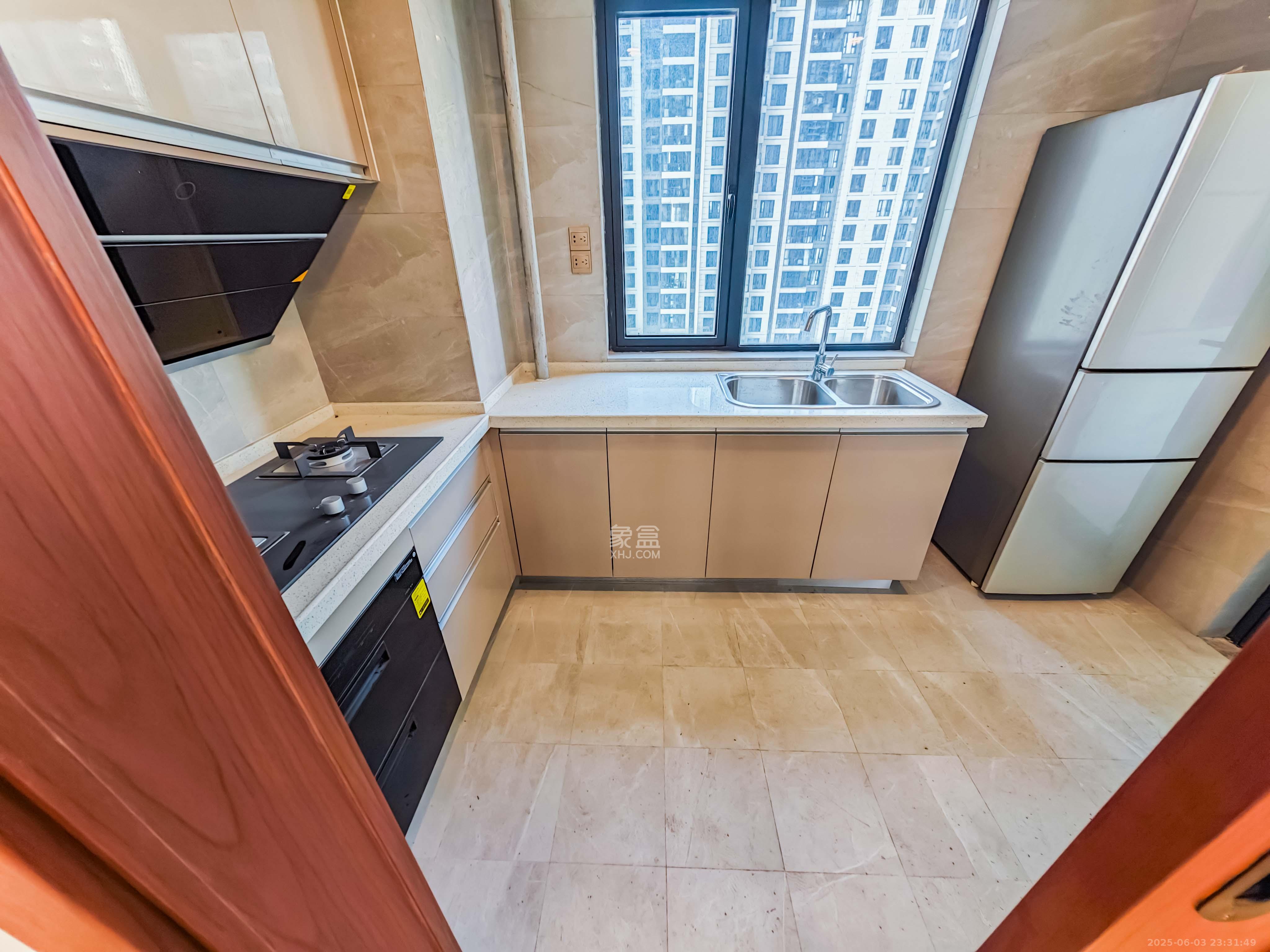 绿地长沙城际空间站（绿地新里佳苑）  5室2厅3卫    200.0万厨房