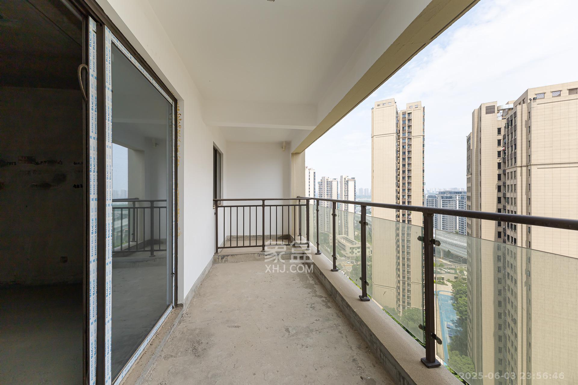 润和湘江天地D区 4室2厅2卫 160.0万 润和湘江天地D区 4室2厅2卫 160.0万阳台