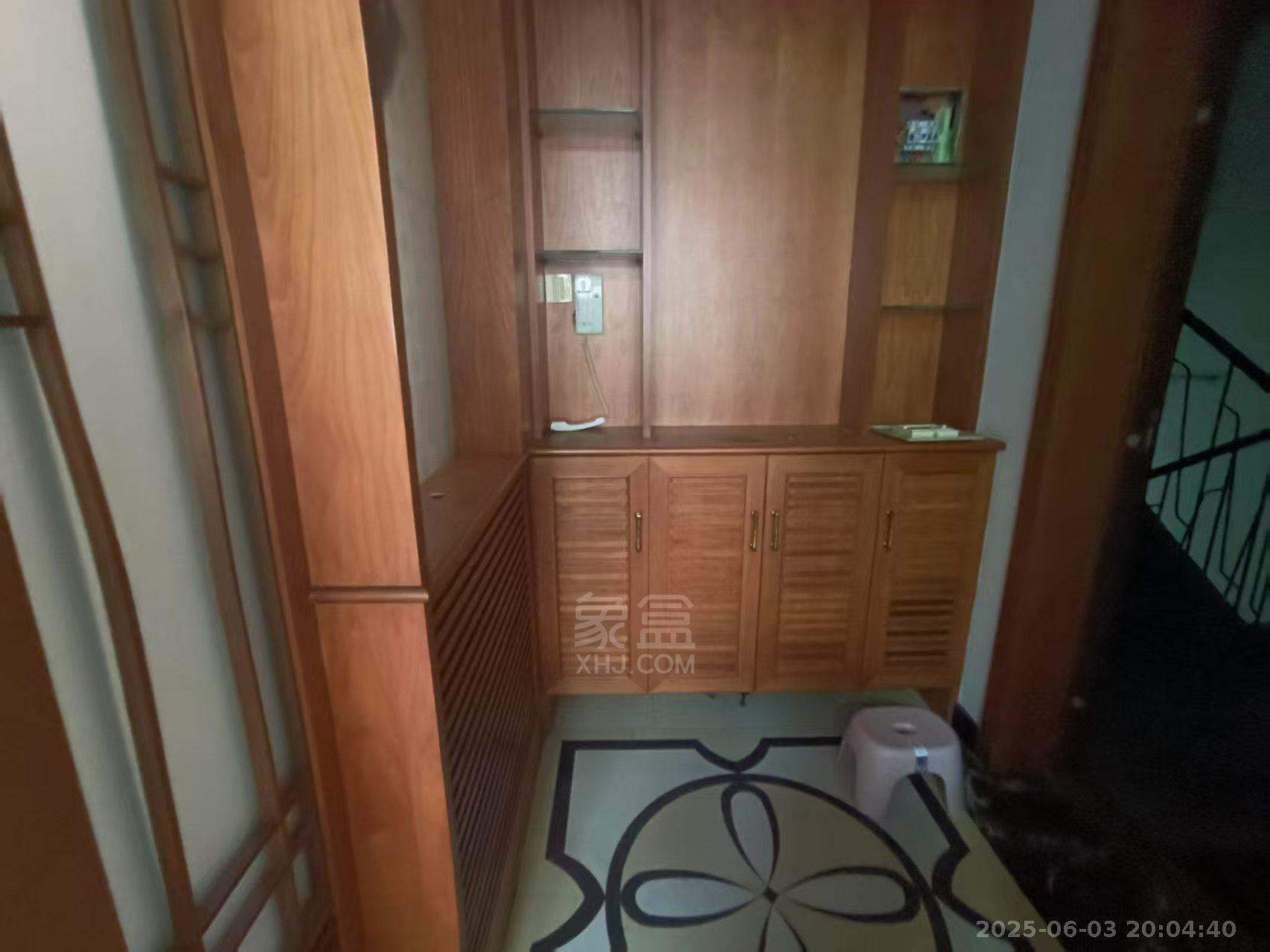 园丁小区  4室2厅2卫    2200.0元/月室内图