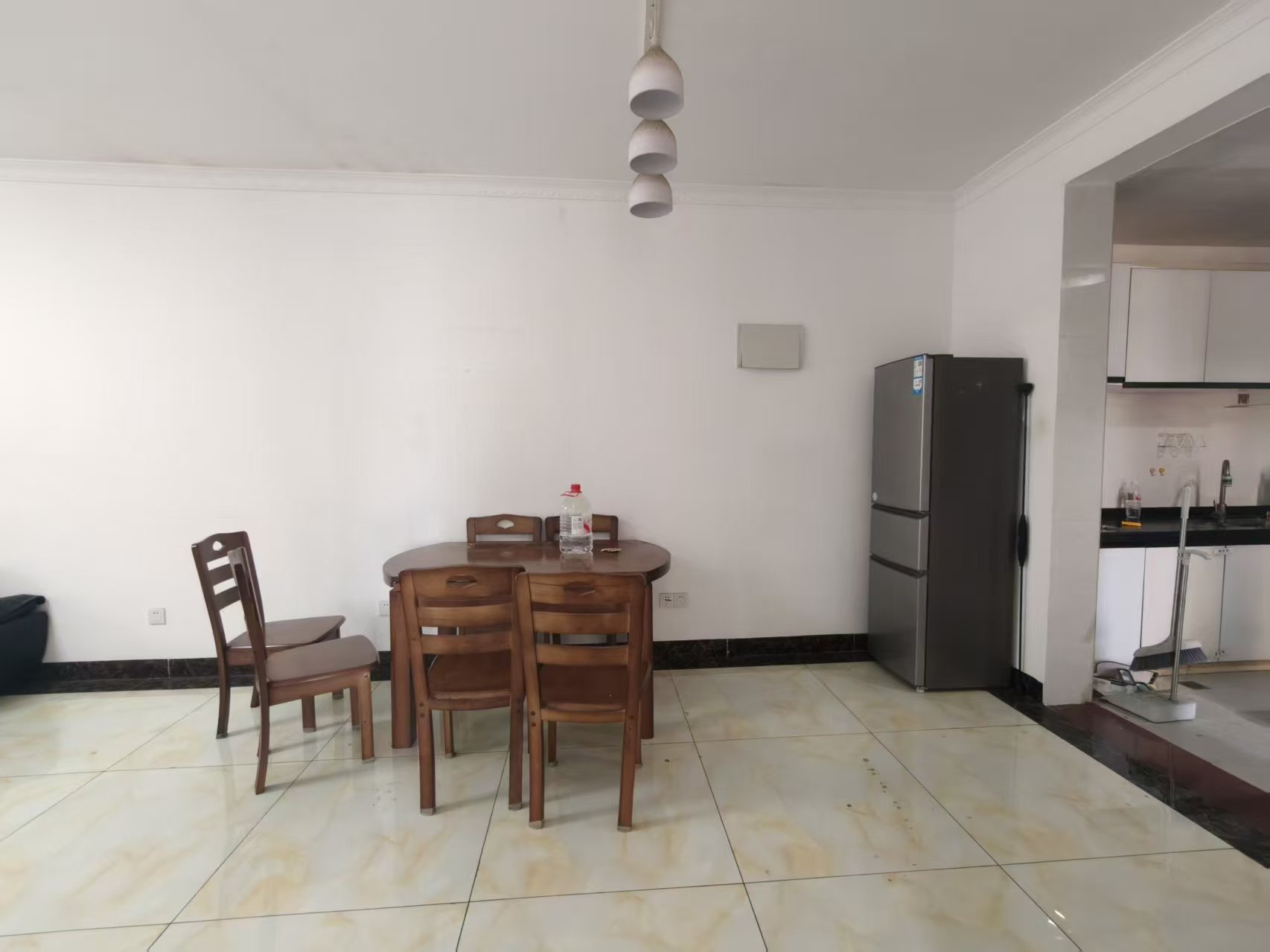 昌茂水木清华  2室2厅1卫    2300.0元/月 昌茂水木清华  2室2厅1卫    2300.0元/月室内图