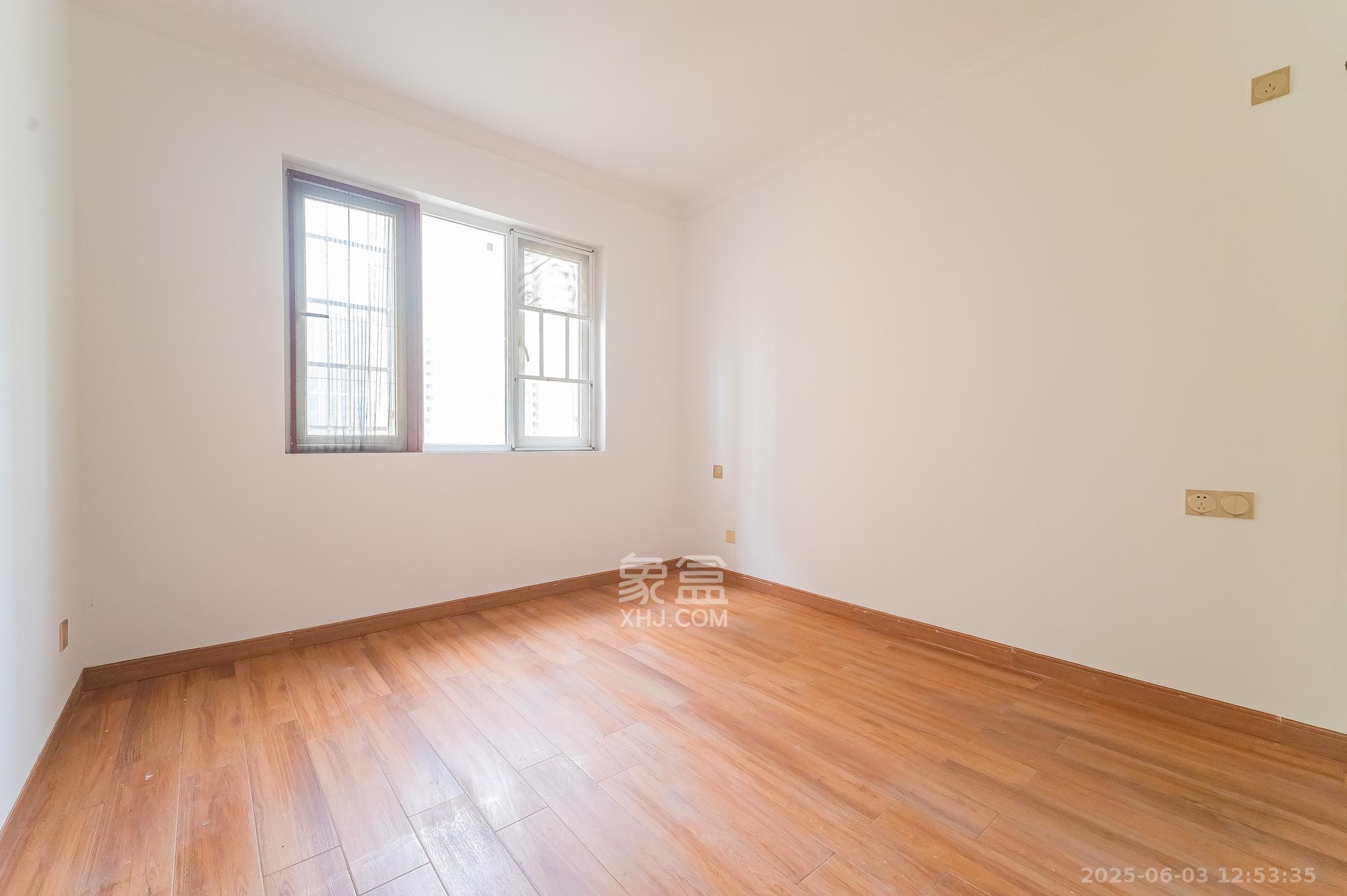 MOMA当代广场  4室2厅1卫    103.8万 MOMA当代广场  4室2厅1卫    103.8万卧室