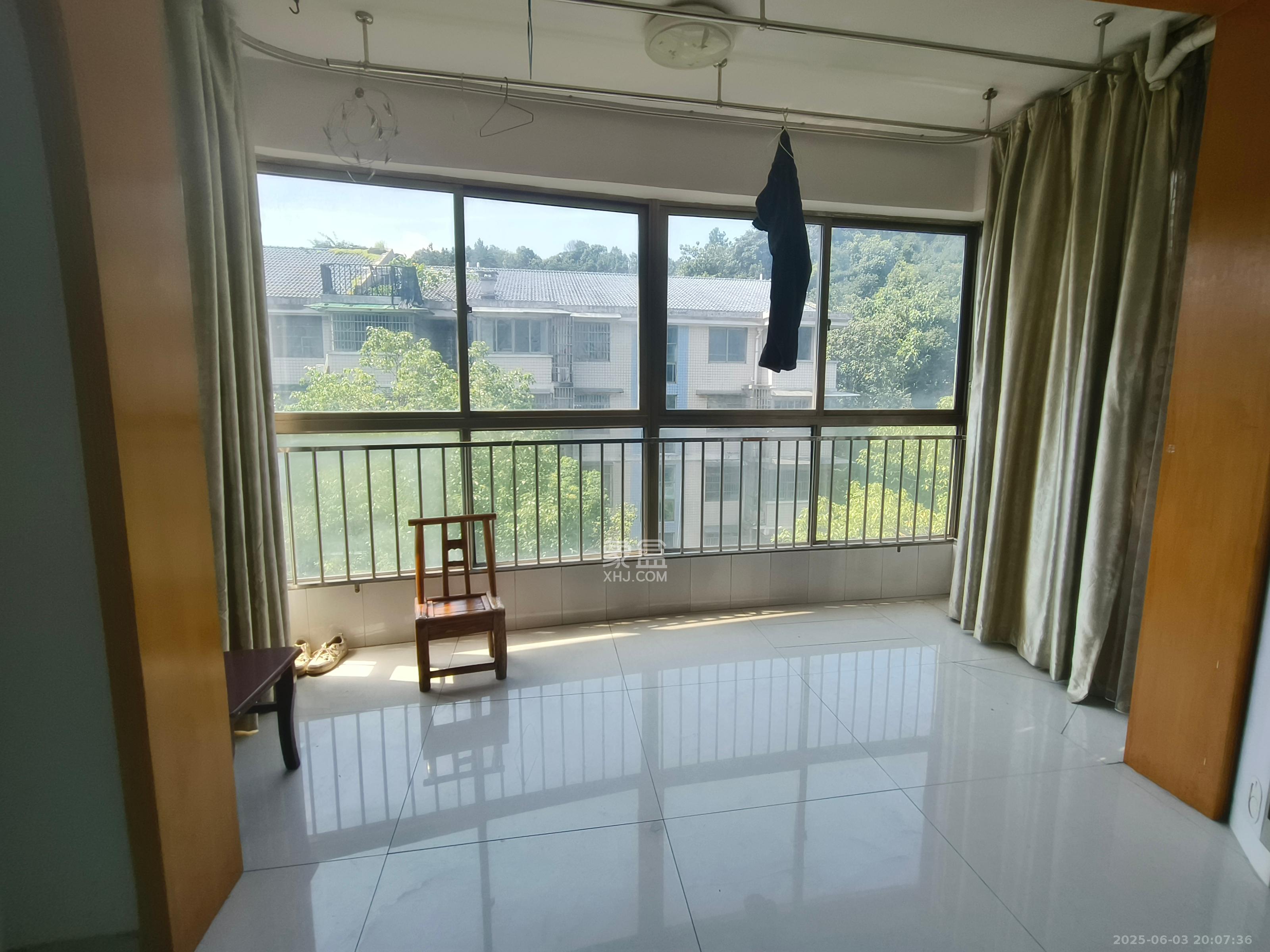 麓谷沐春园 3室2厅1卫 2300.0元/月 麓谷沐春园 3室2厅1卫 2300.0元/月室内图