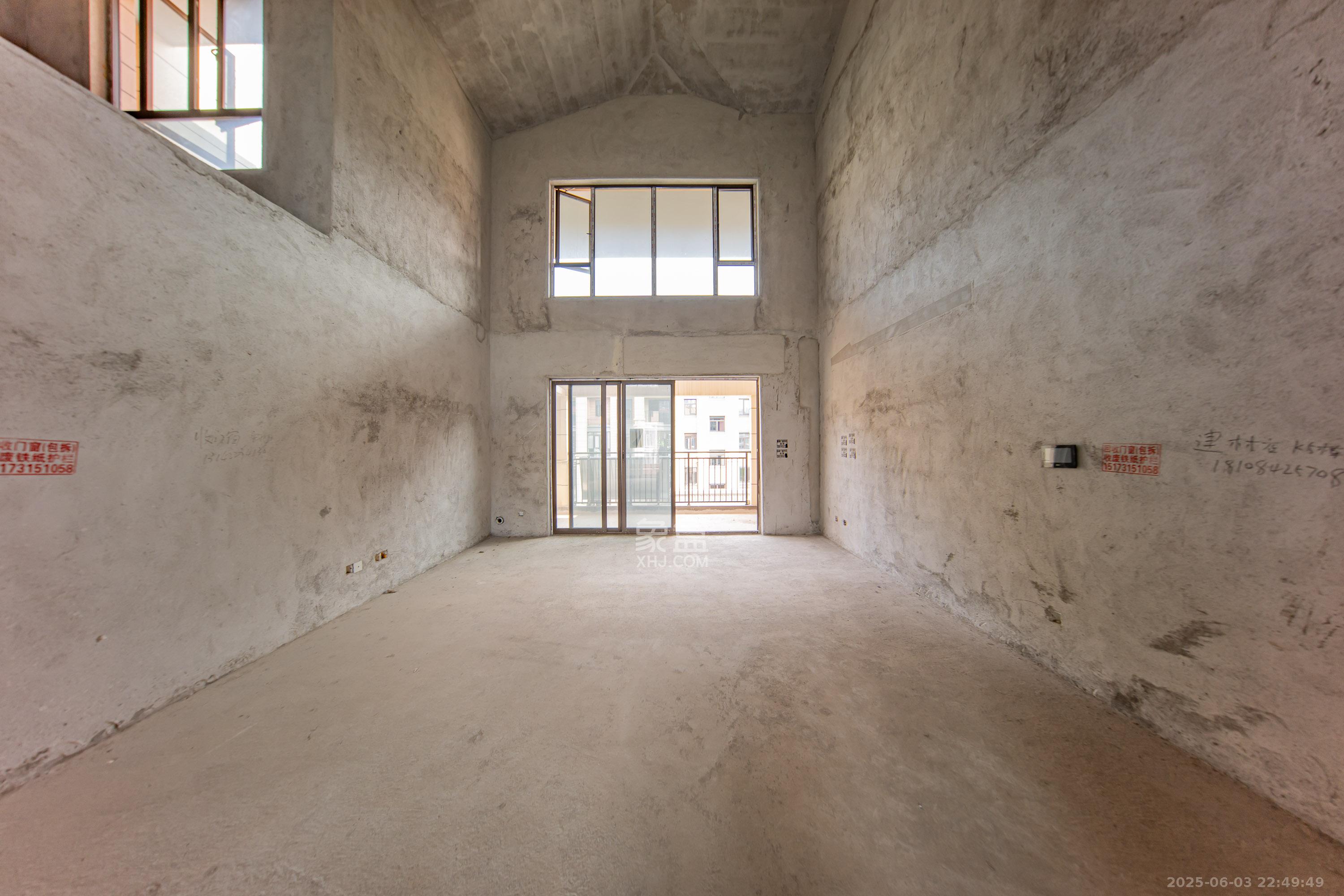 江山帝景雅墅(普罗旺斯)  7室2厅4卫    395.0万 江山帝景雅墅(普罗旺斯)  7室2厅4卫    395.0万客厅