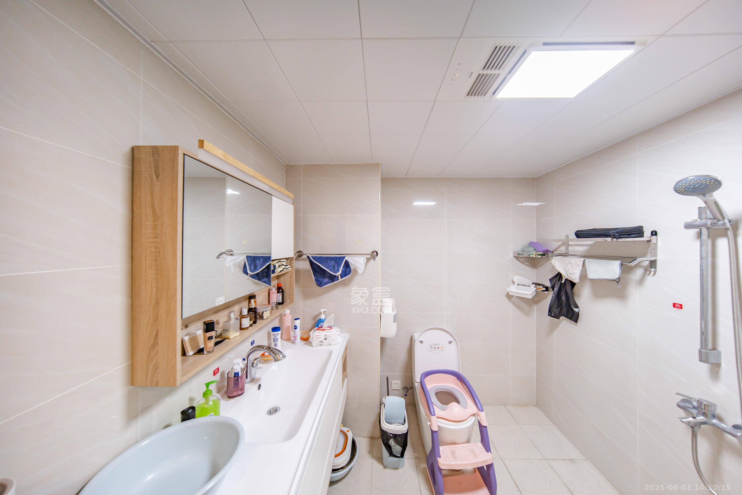 阳光100二期  4室2厅2卫    158.0万 阳光100二期  4室2厅2卫    158.0万卫生间