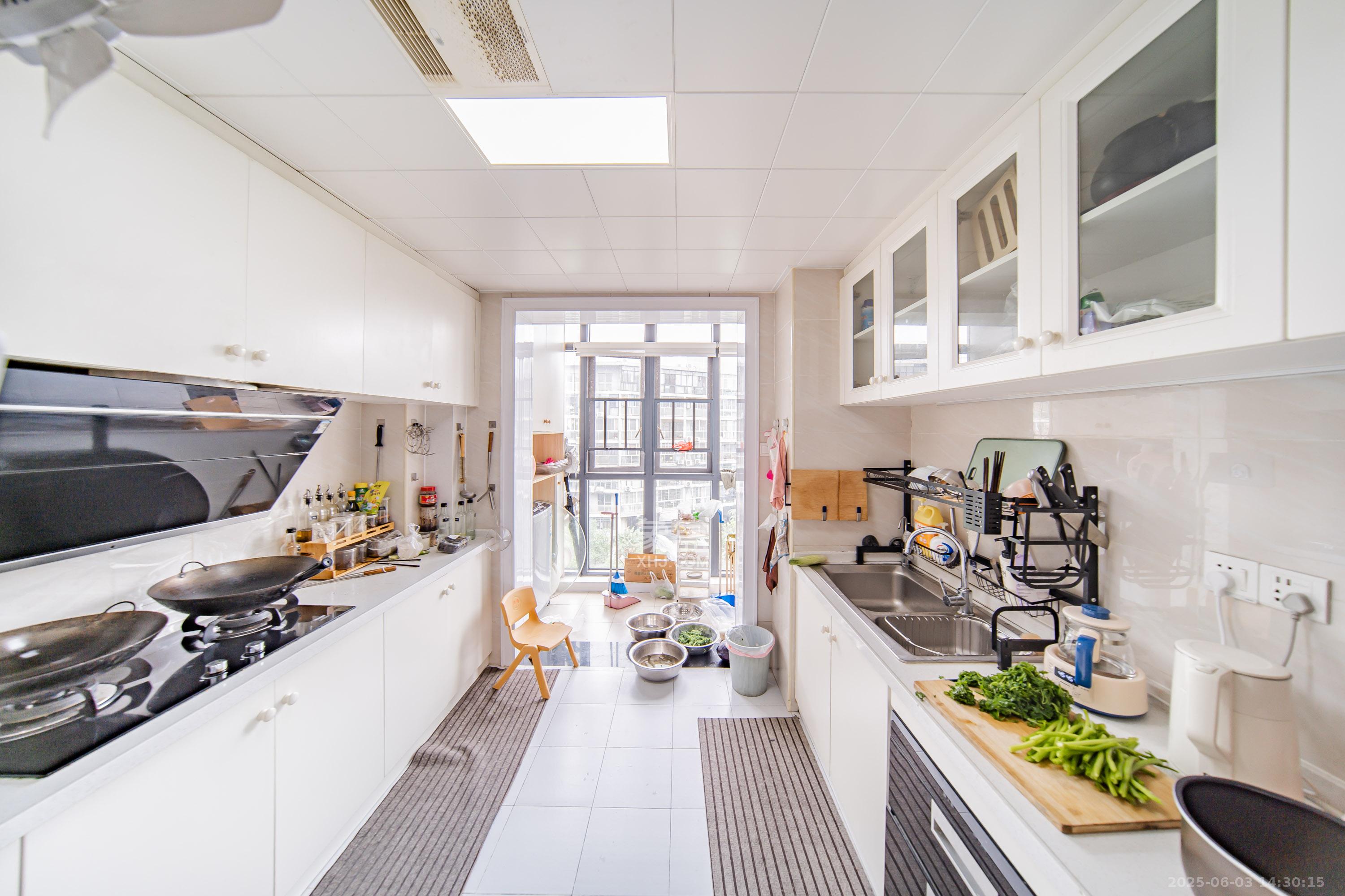 阳光100二期  4室2厅2卫    158.0万 阳光100二期  4室2厅2卫    158.0万厨房