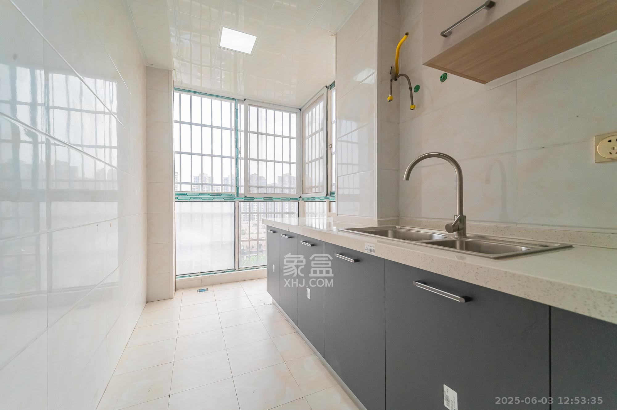 MOMA当代广场  4室2厅1卫    103.8万 MOMA当代广场  4室2厅1卫    103.8万厨房