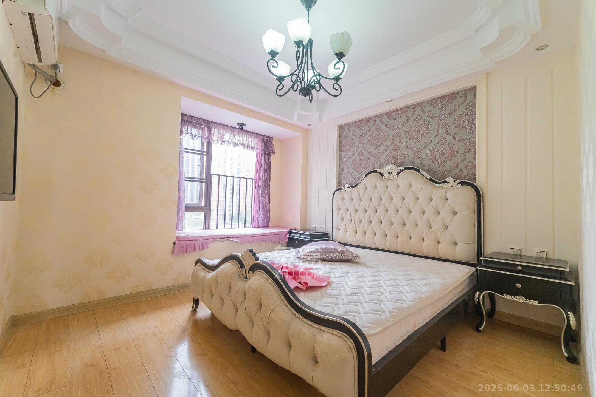 华润凤凰城三期  3室2厅1卫    89.8万卧室