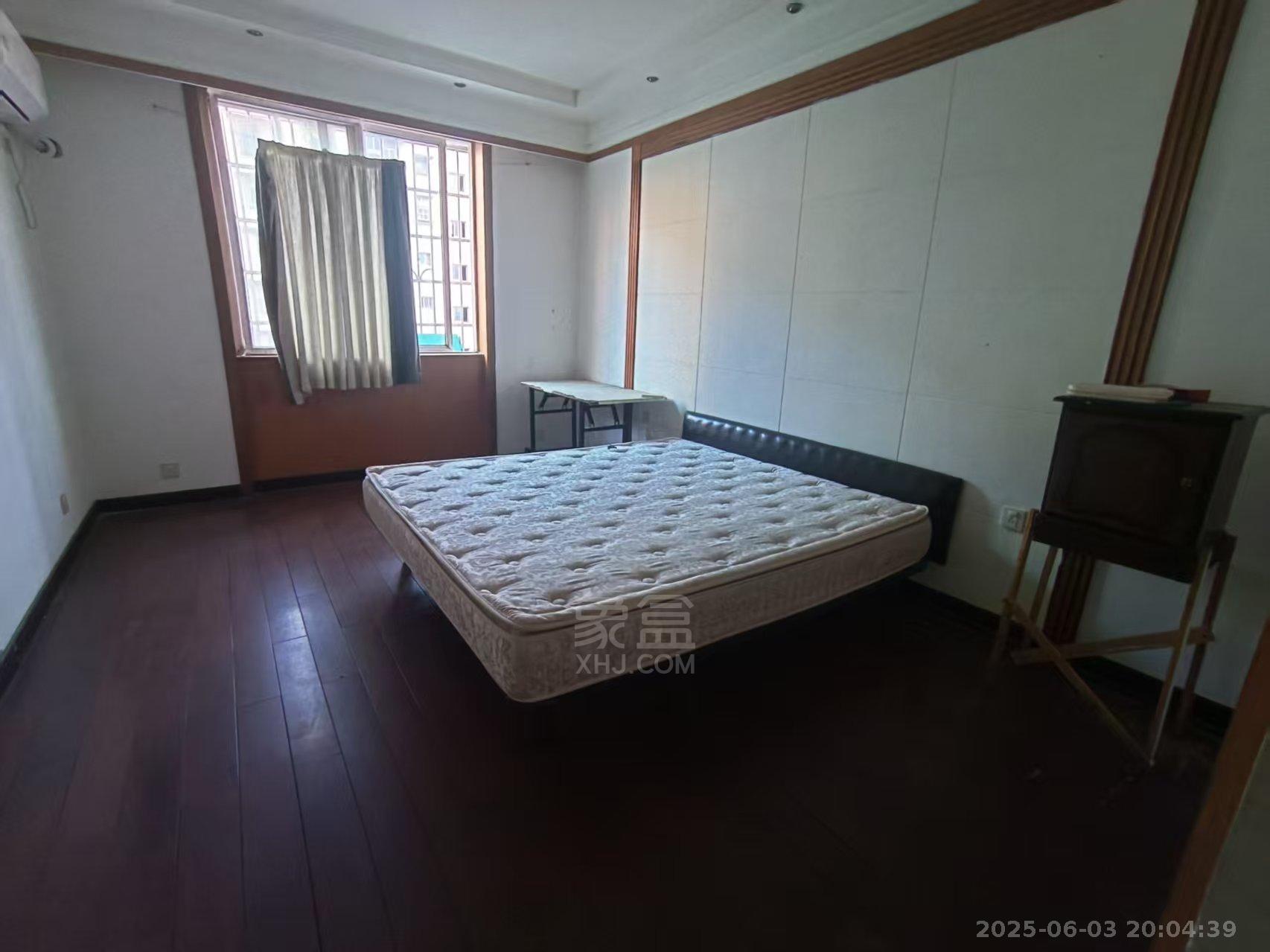 园丁小区  4室2厅2卫    2200.0元/月室内图