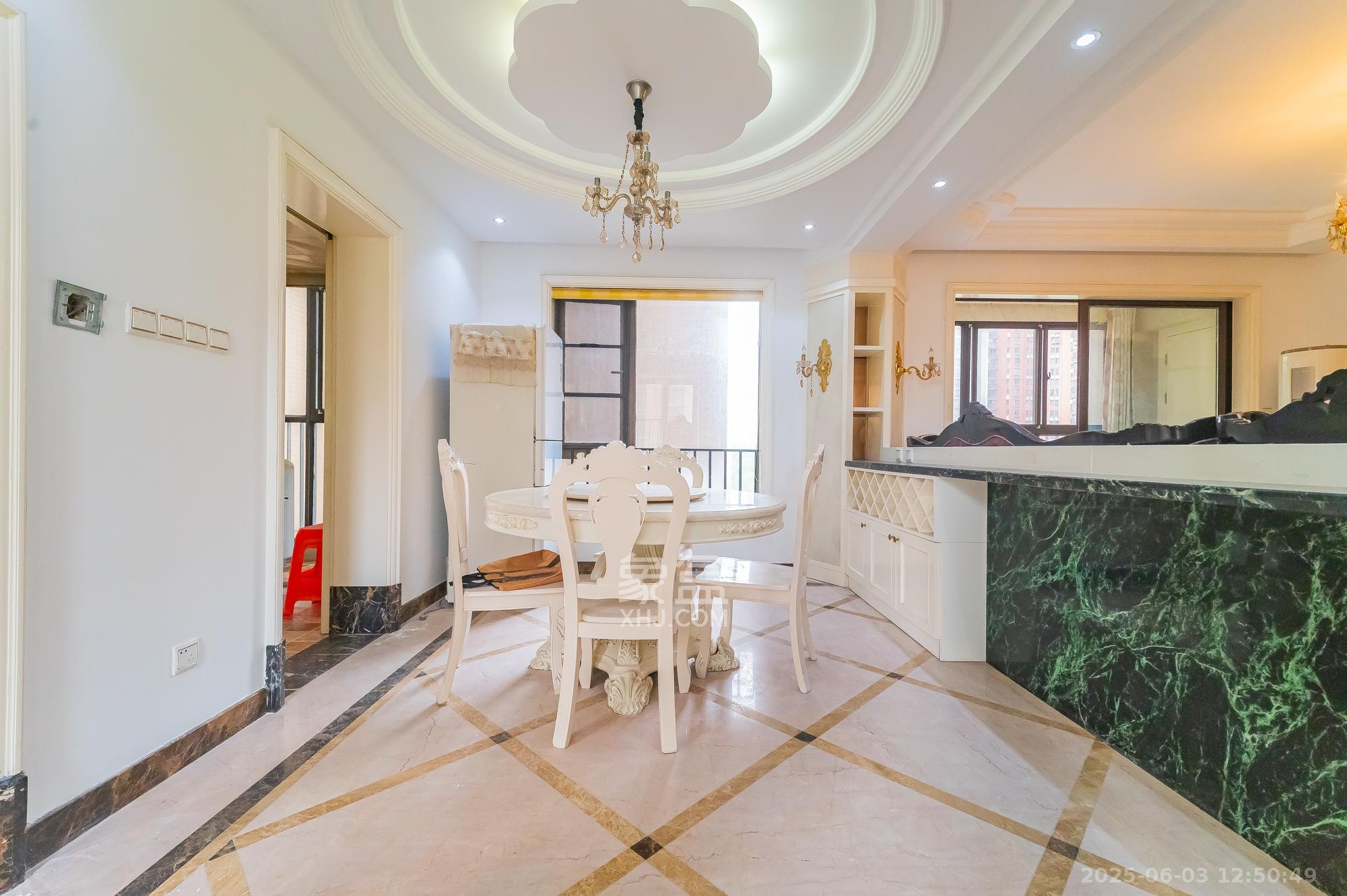 华润凤凰城三期  3室2厅1卫    89.8万客厅