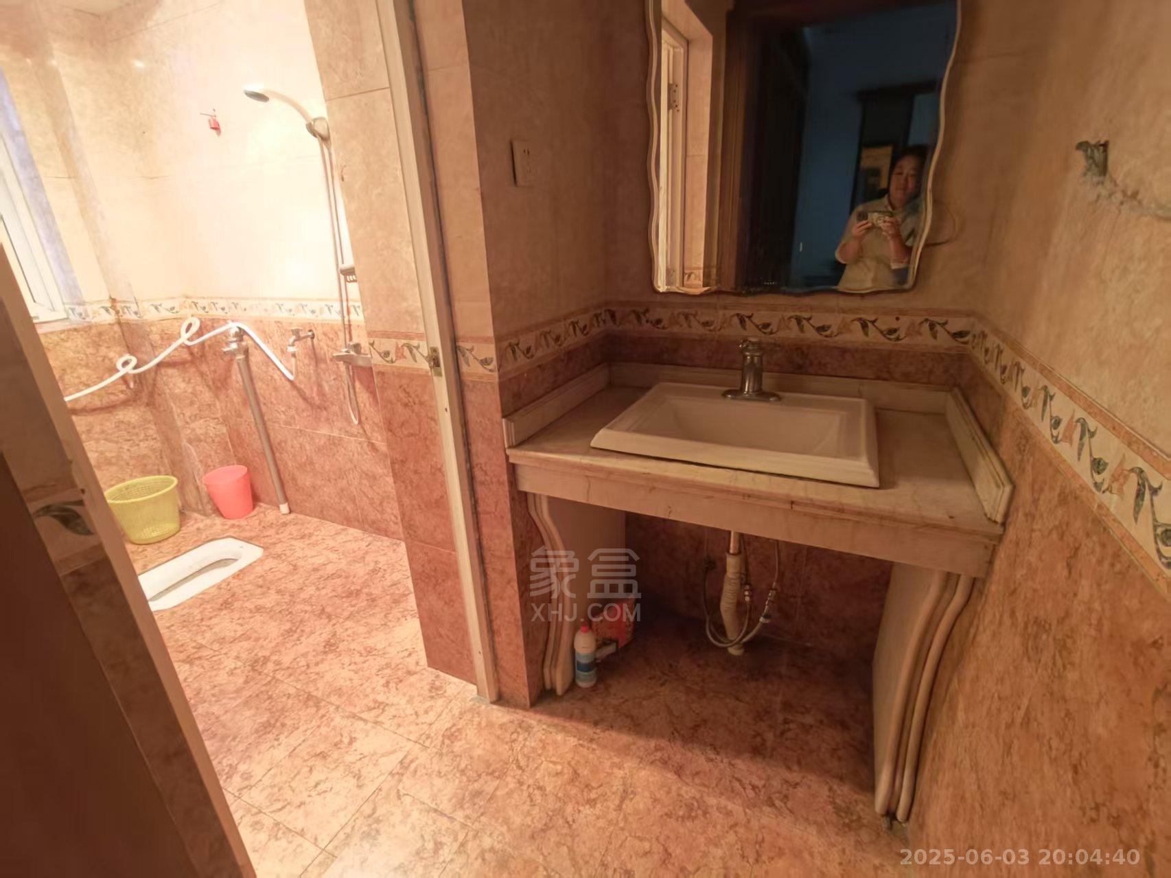 园丁小区  4室2厅2卫    2200.0元/月室内图