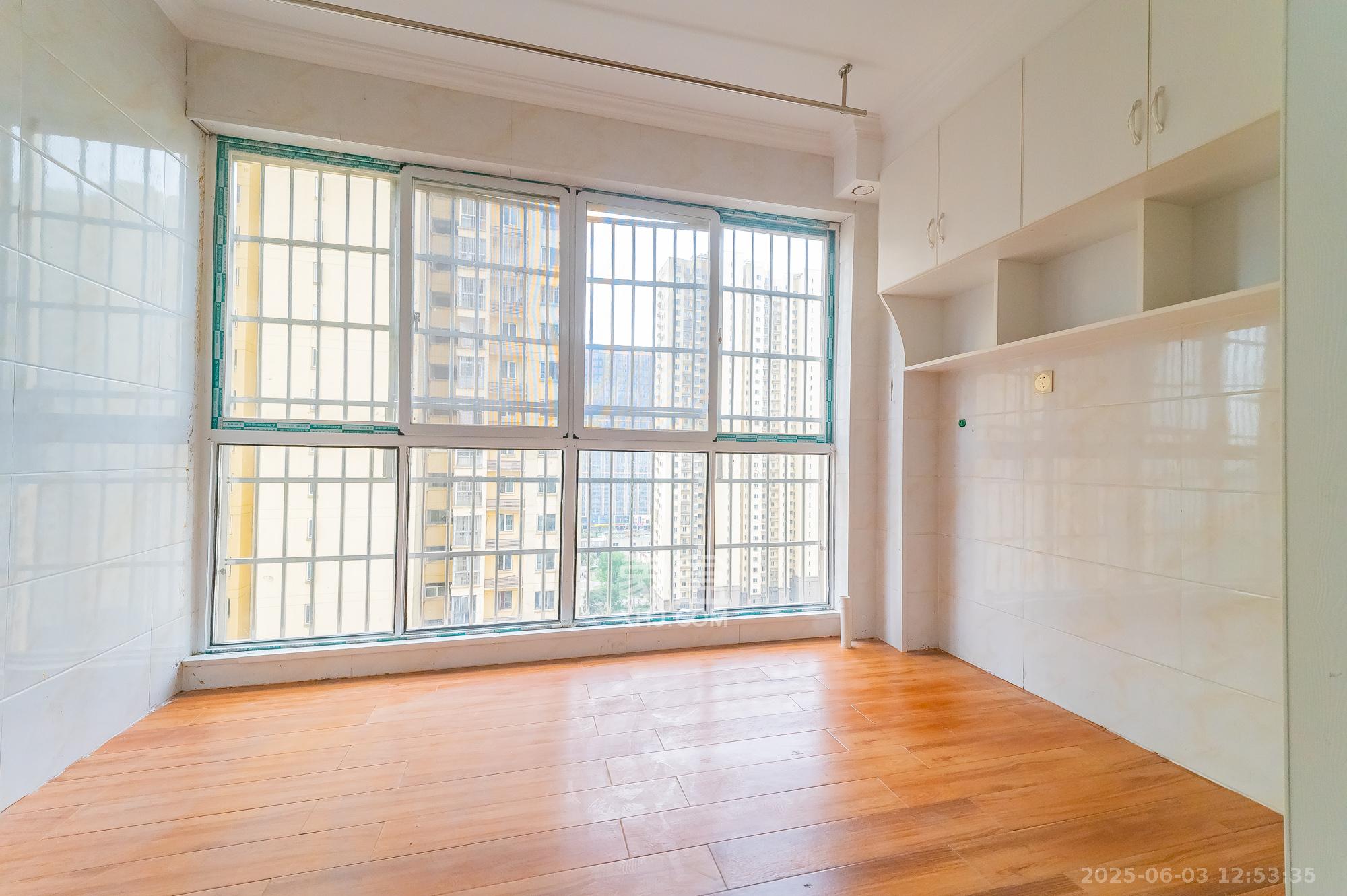 MOMA当代广场  4室2厅1卫    103.8万 MOMA当代广场  4室2厅1卫    103.8万阳台