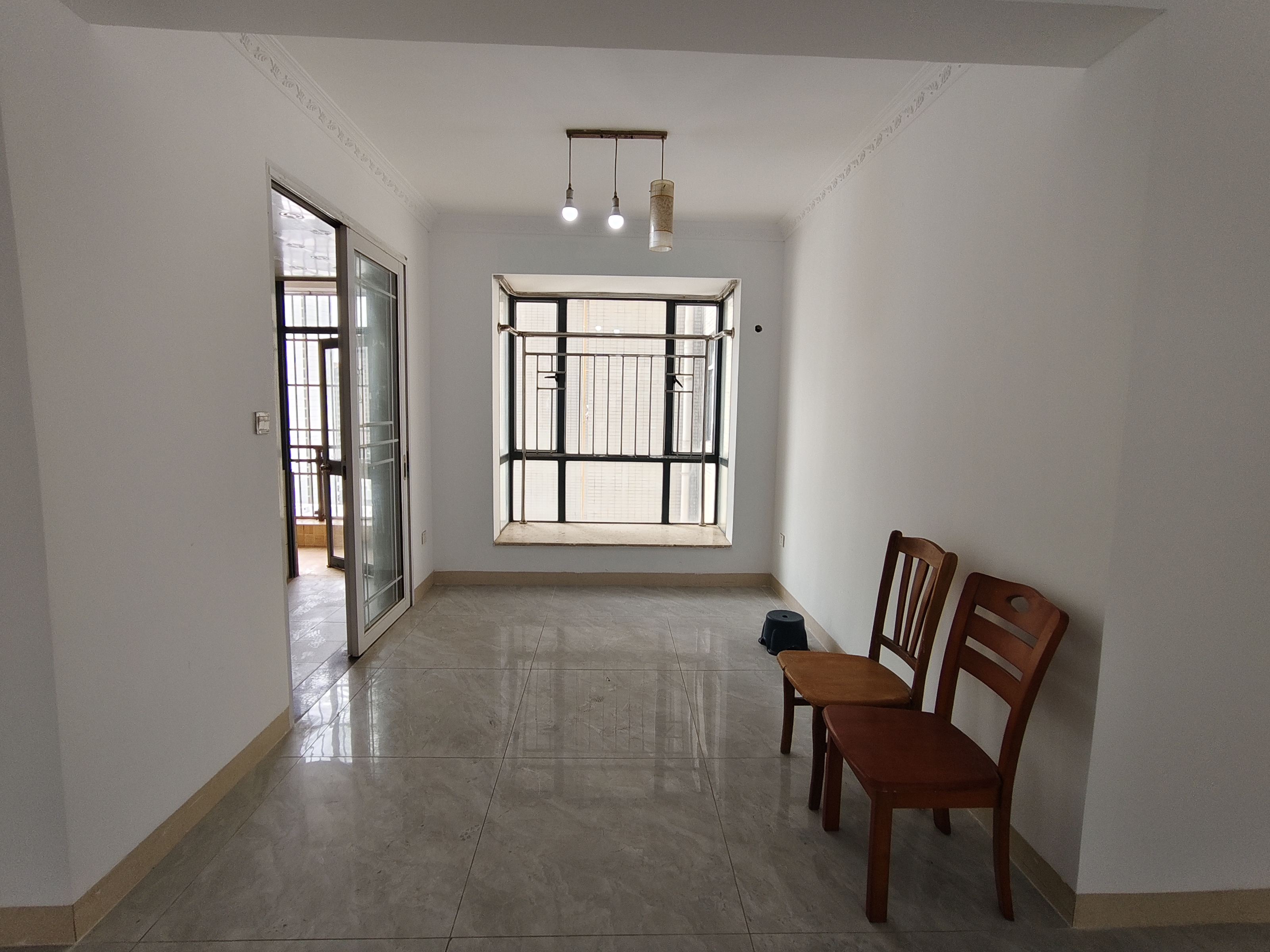 玉龙湾 4室2厅2卫 2800.0元/月 玉龙湾 4室2厅2卫 2800.0元/月室内图