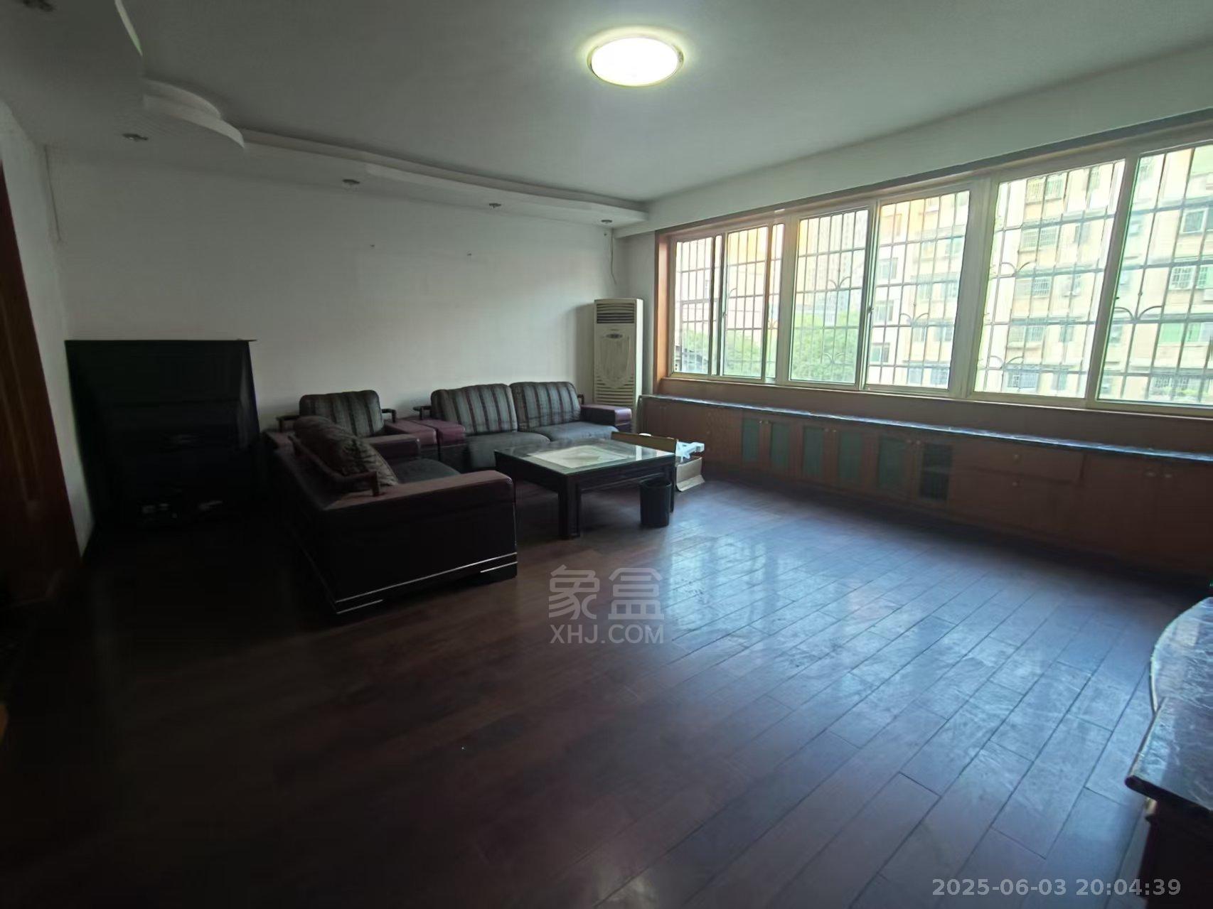 园丁小区  4室2厅2卫    2200.0元/月室内图