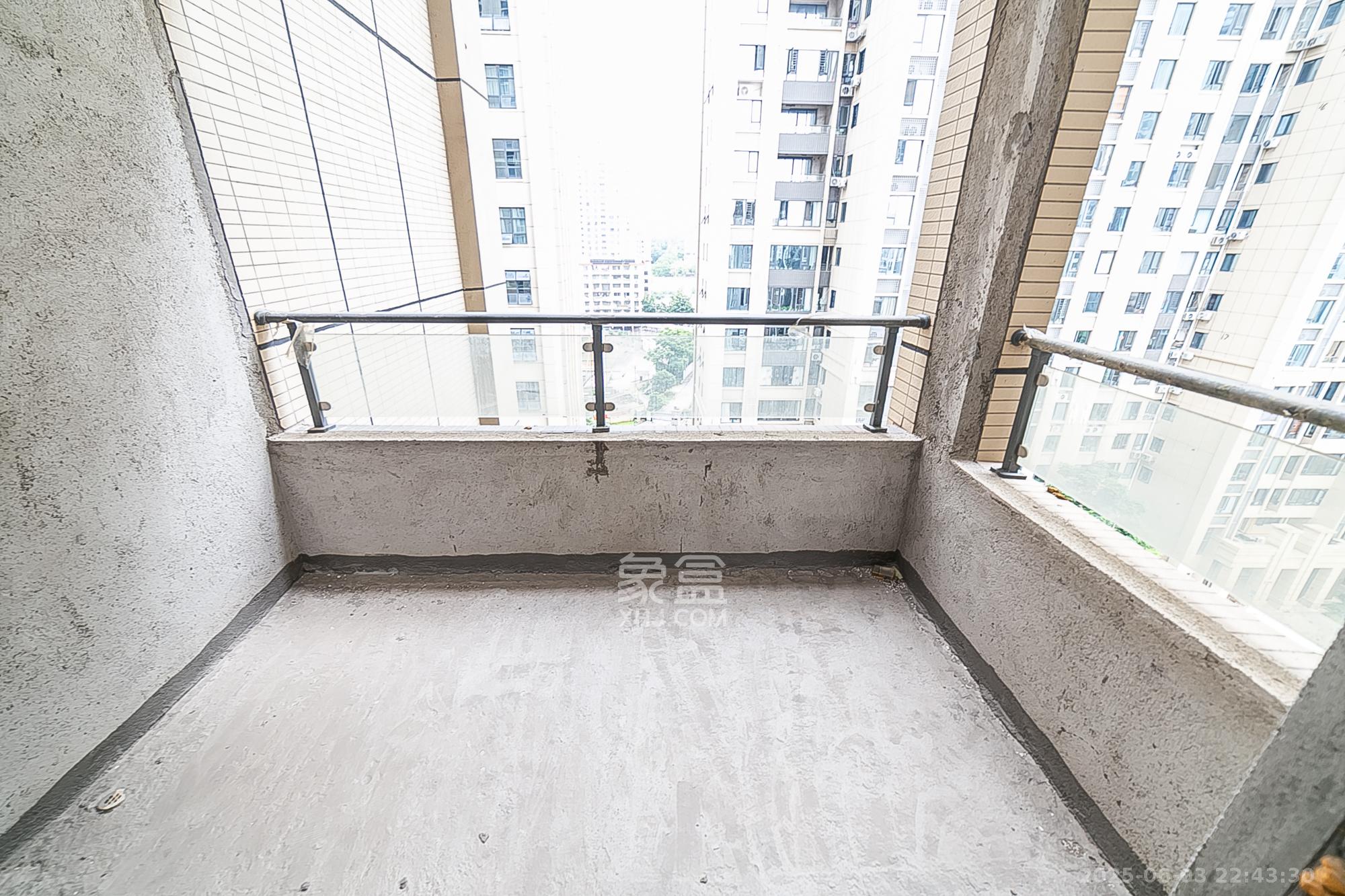 天鸿天府(天鸿中央大院) 3室2厅2卫 95.0万 天鸿天府(天鸿中央大院) 3室2厅2卫 95.0万阳台