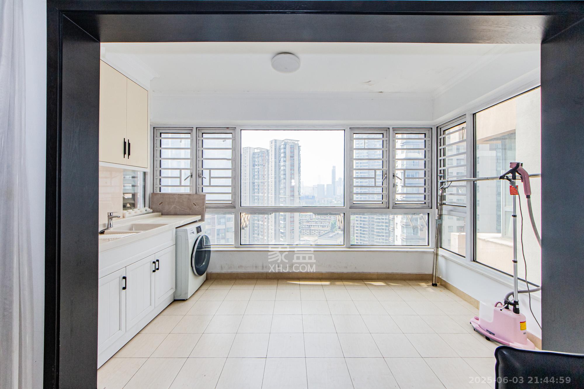 北辰三角洲D3区 4室2厅2卫 199.0万 北辰三角洲D3区 4室2厅2卫 199.0万阳台