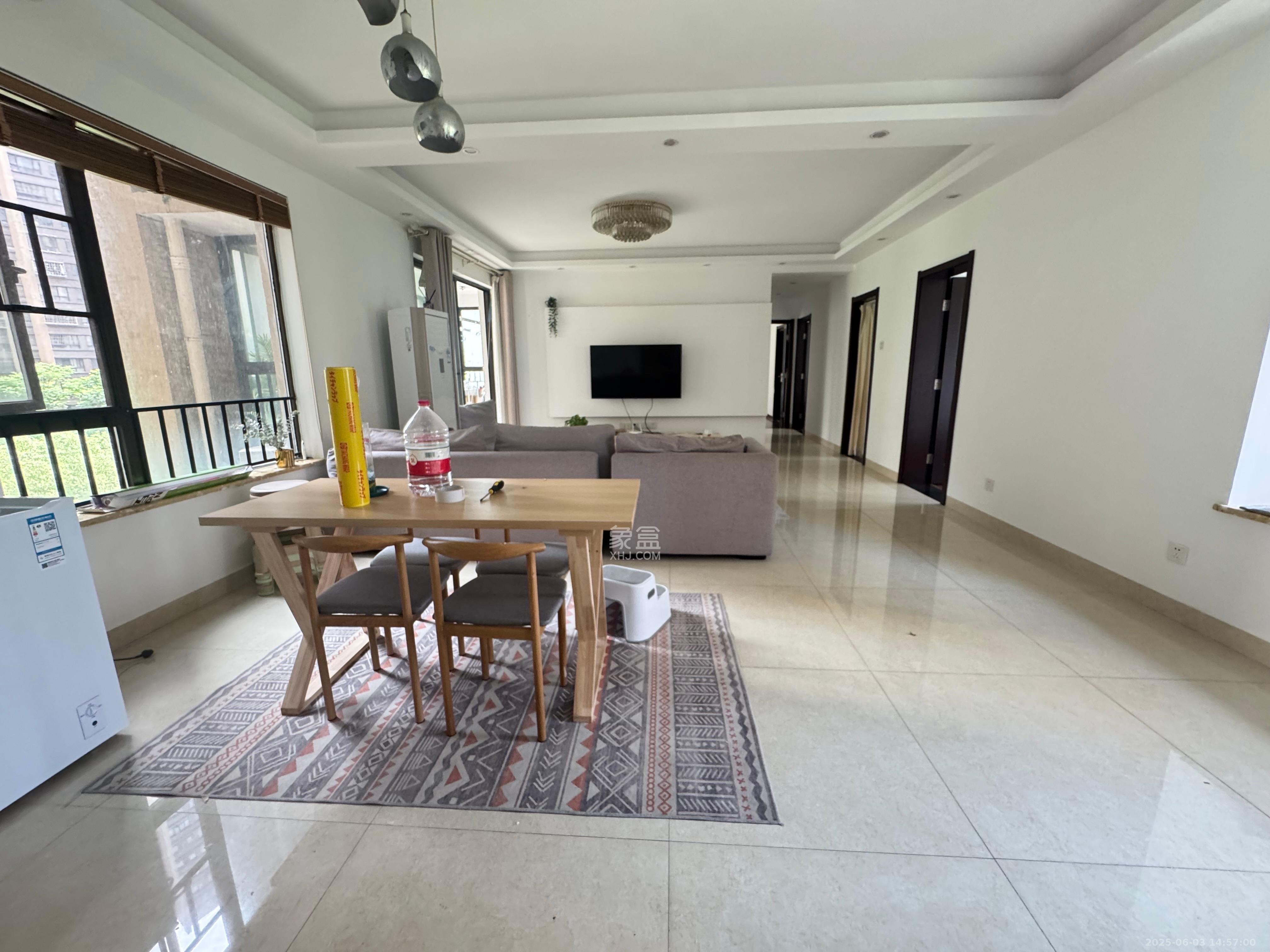 华润凤凰城三期  4室2厅2卫    3200.0元/月 华润凤凰城三期  4室2厅2卫    3200.0元/月室内图