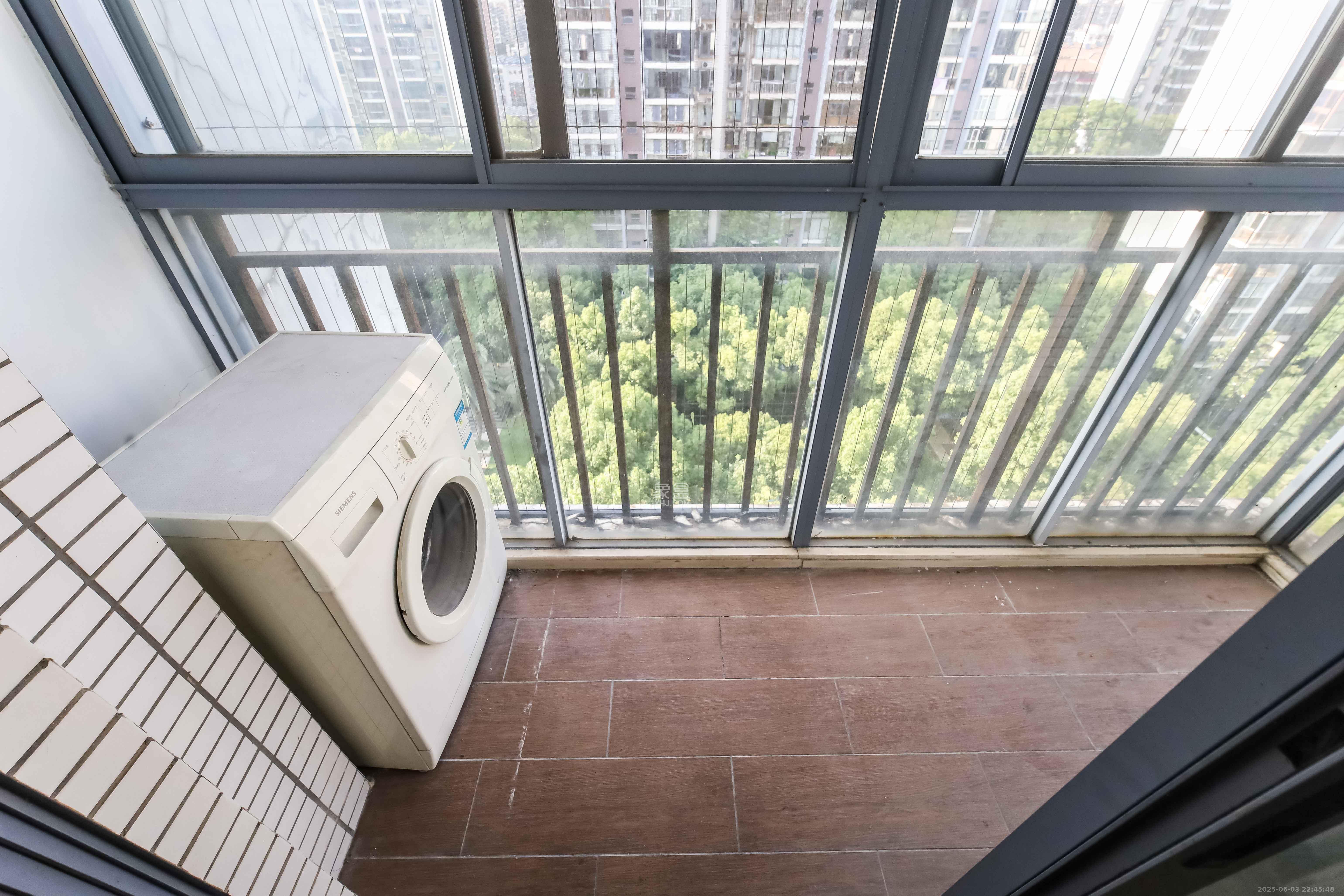 银港水晶城  4室2厅3卫   198.00万阳台