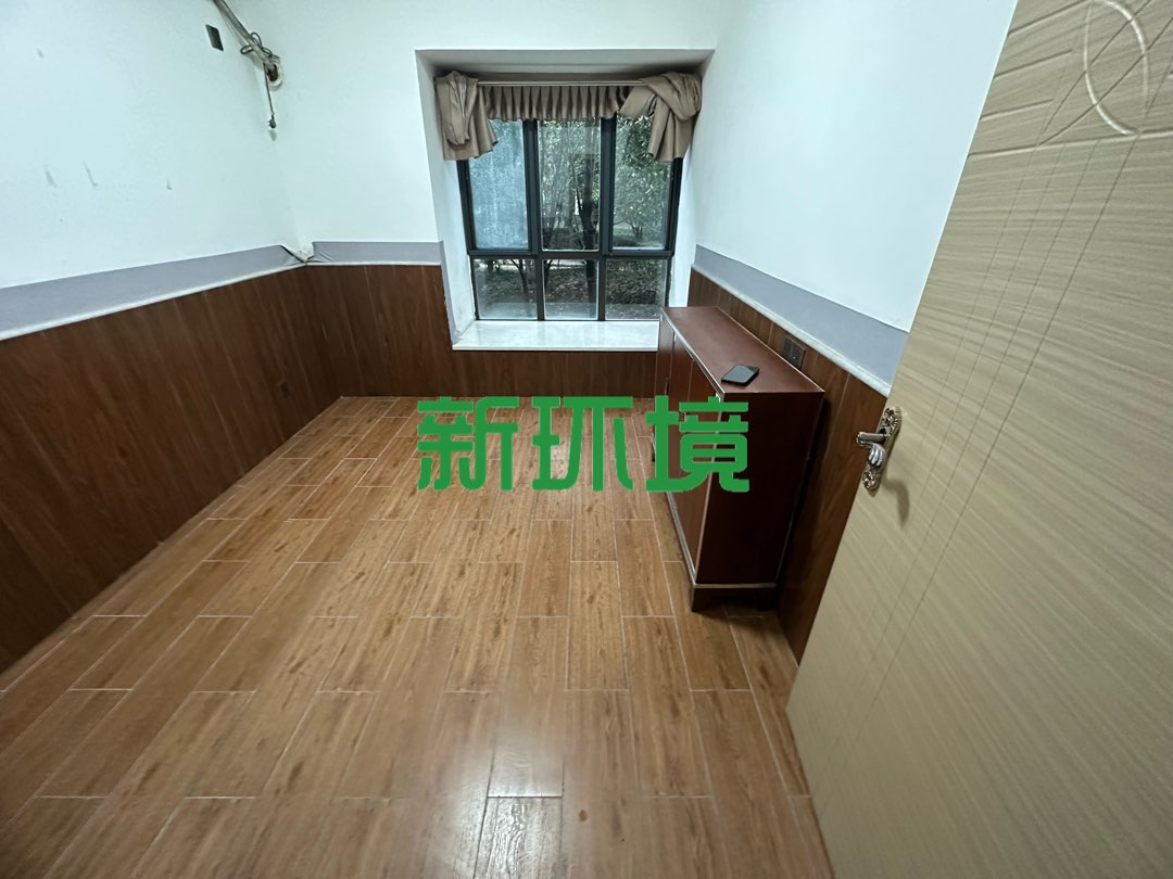 月亮湾二期B区  4室2厅2卫   78.00万客厅
