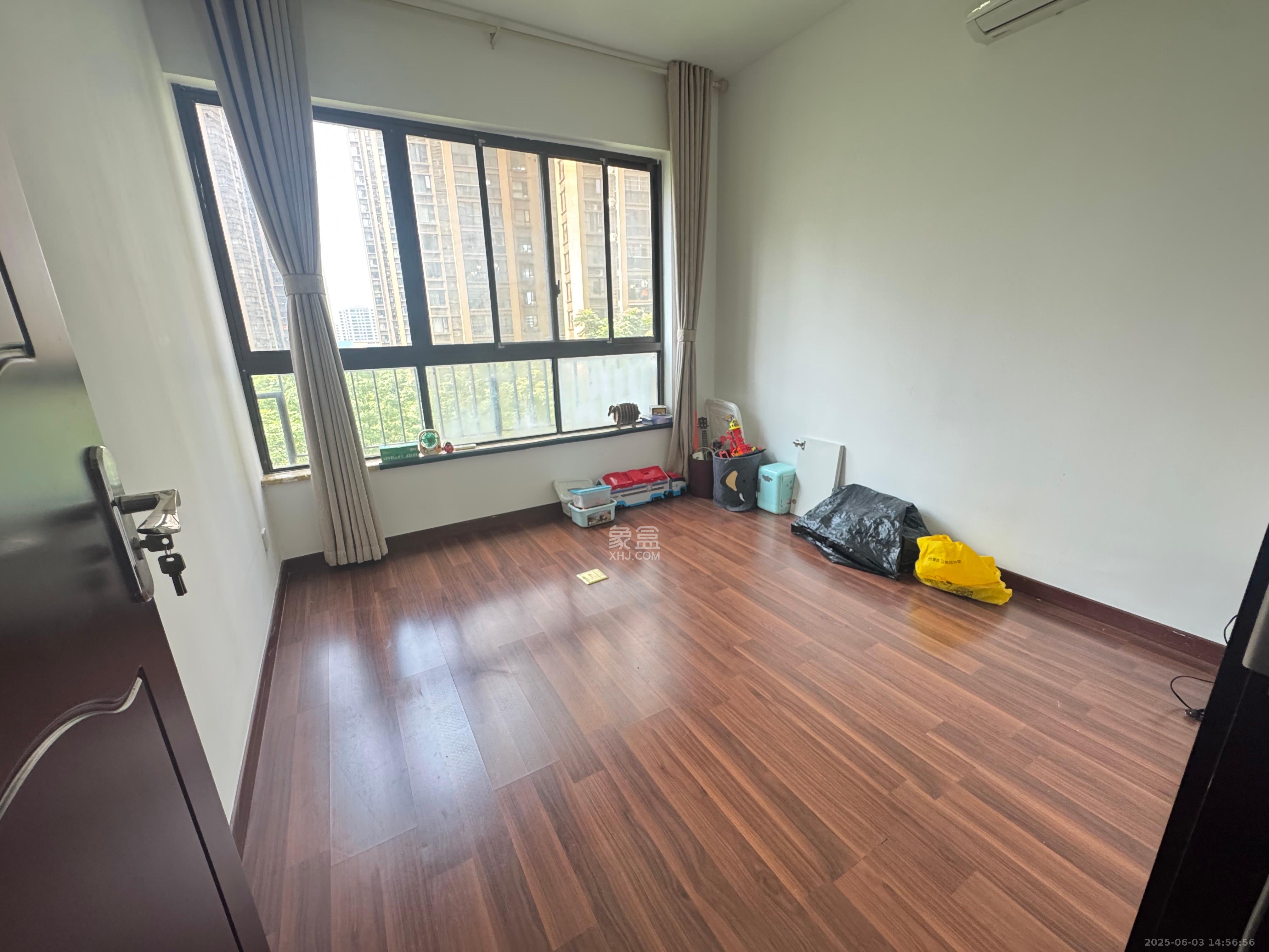 华润凤凰城三期  4室2厅2卫    3200.0元/月 华润凤凰城三期  4室2厅2卫    3200.0元/月室内图