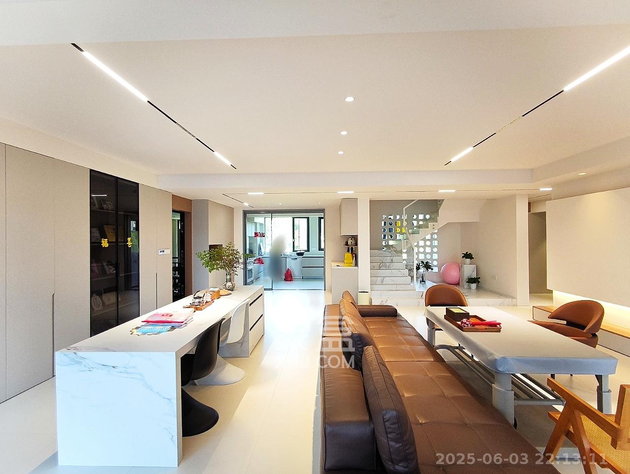 保利城（中航城国际社区、郡原美村）  5室2厅3卫   367.00万客厅