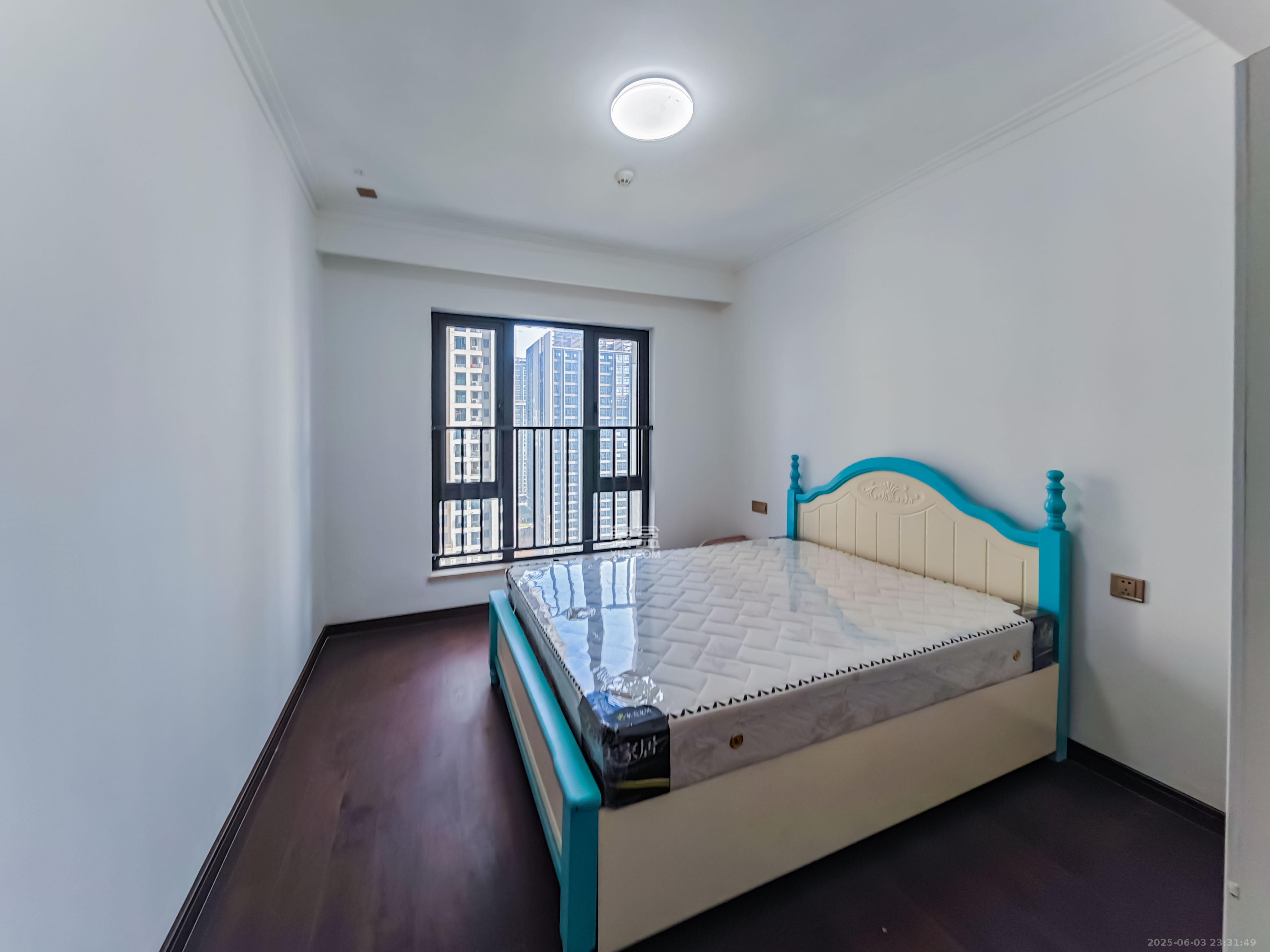 绿地长沙城际空间站（绿地新里佳苑）  5室2厅3卫    200.0万卧室