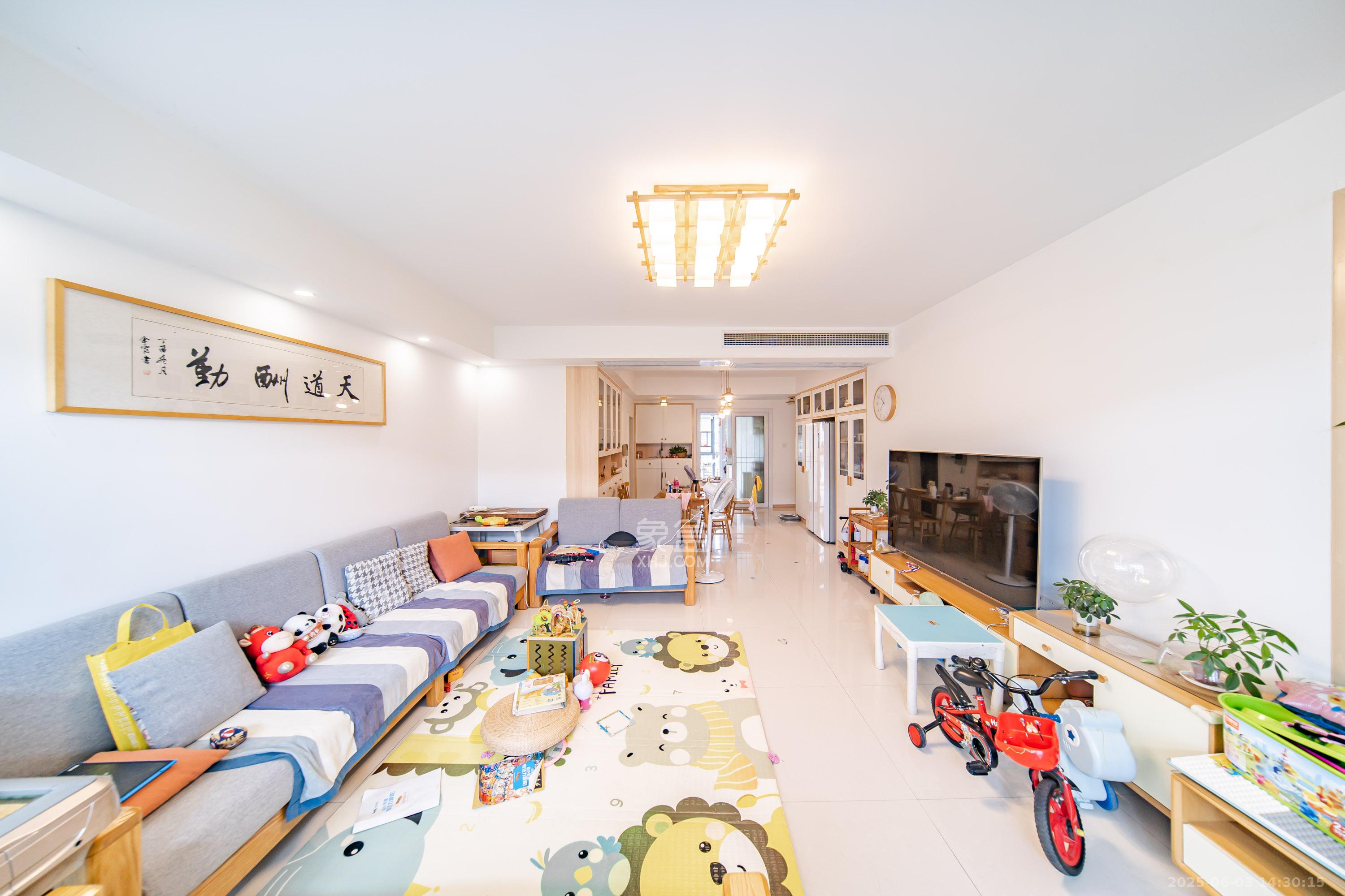 阳光100二期  4室2厅2卫    158.0万 阳光100二期  4室2厅2卫    158.0万客厅