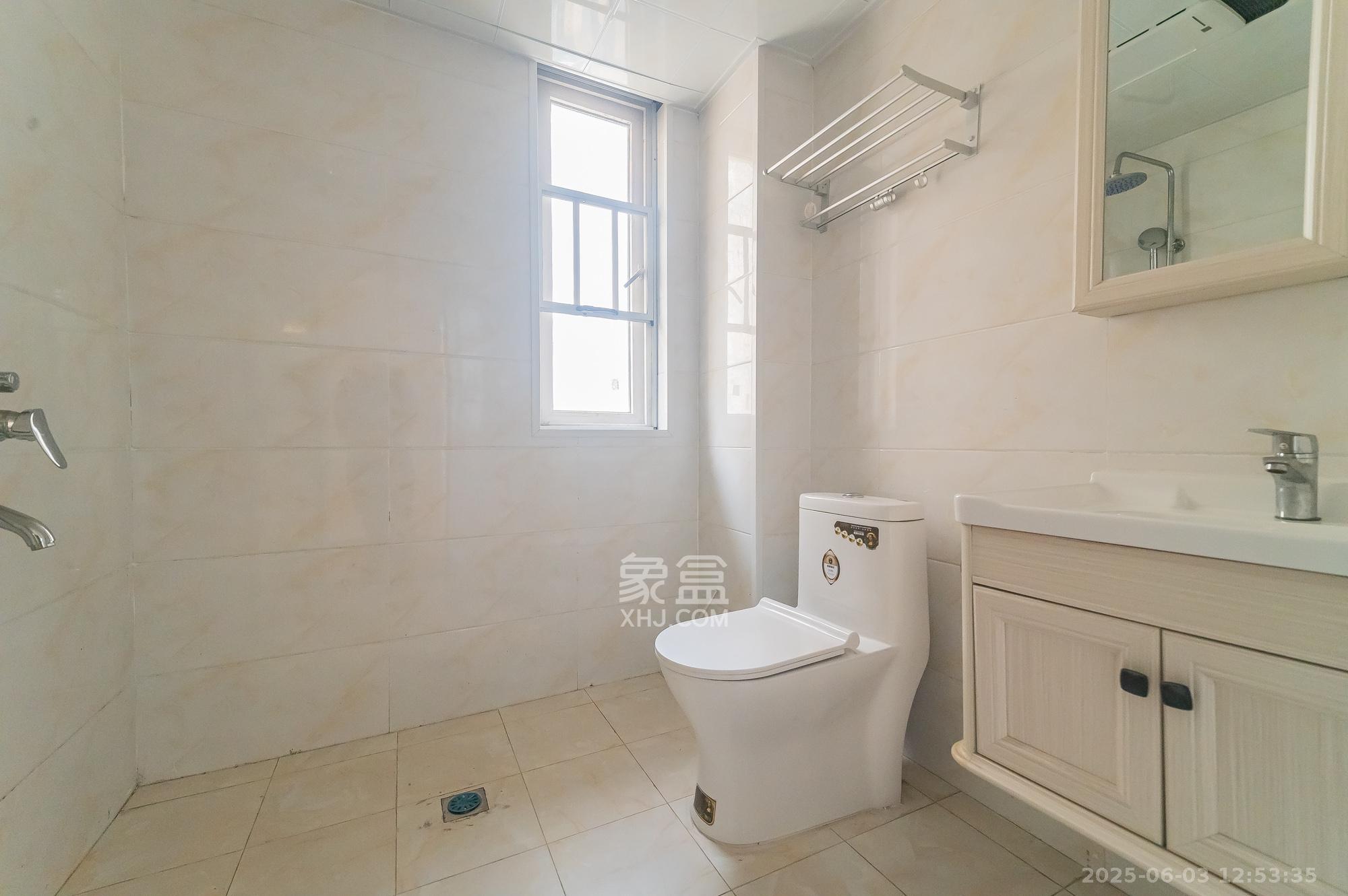 MOMA当代广场  4室2厅1卫    103.8万卫生间