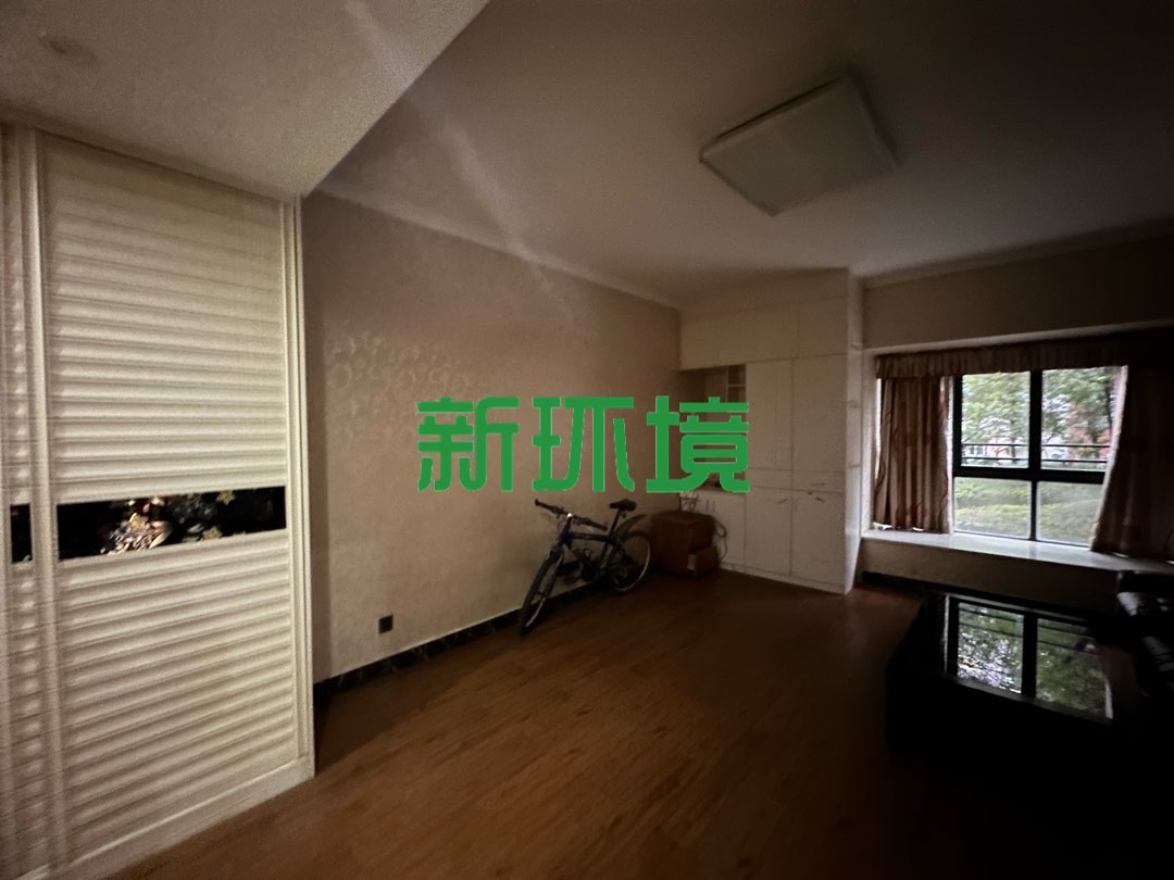 月亮湾二期B区  4室2厅2卫   78.00万客厅