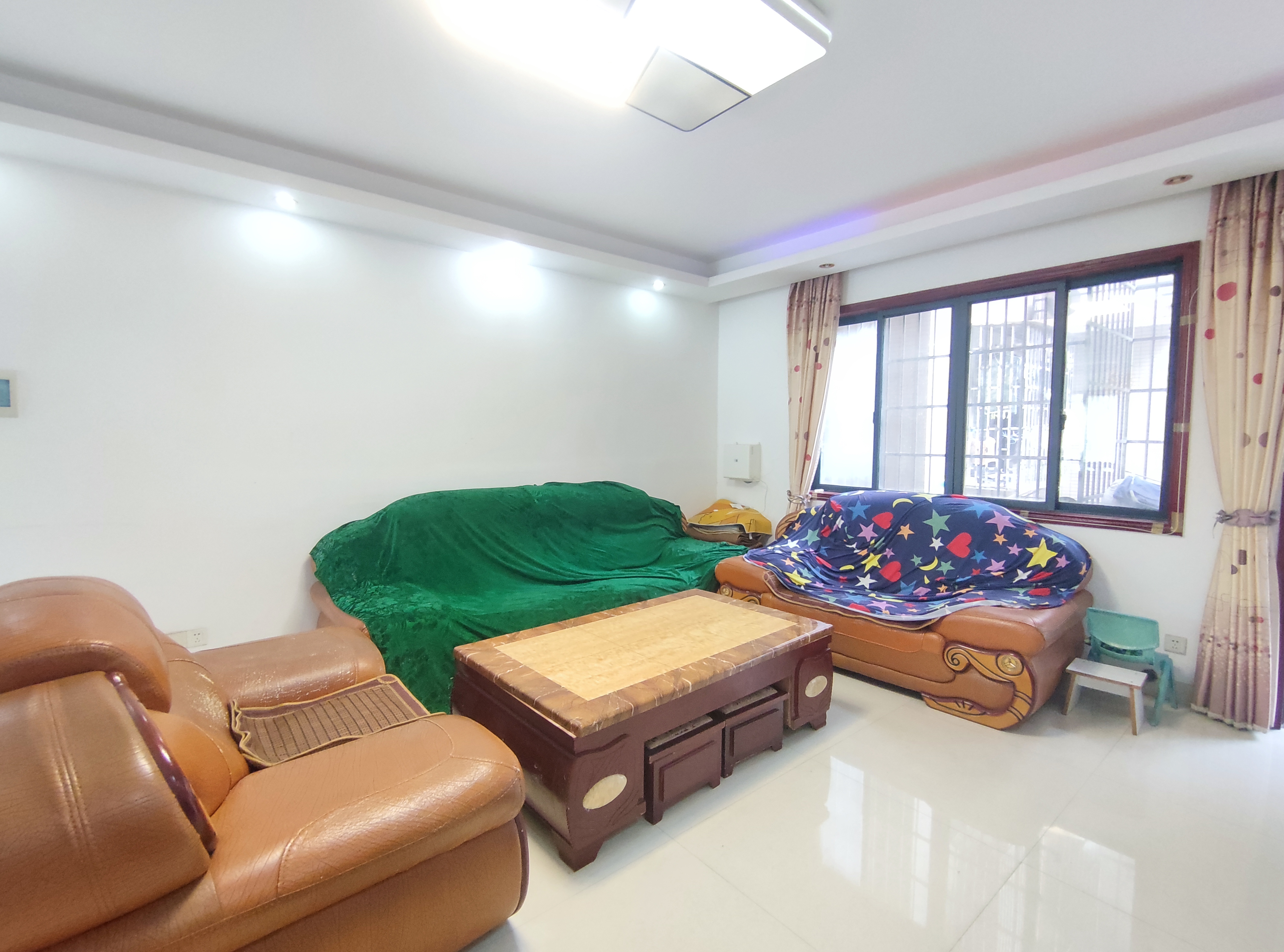 名仕华府  3室2厅2卫   1800.00元/月室内图