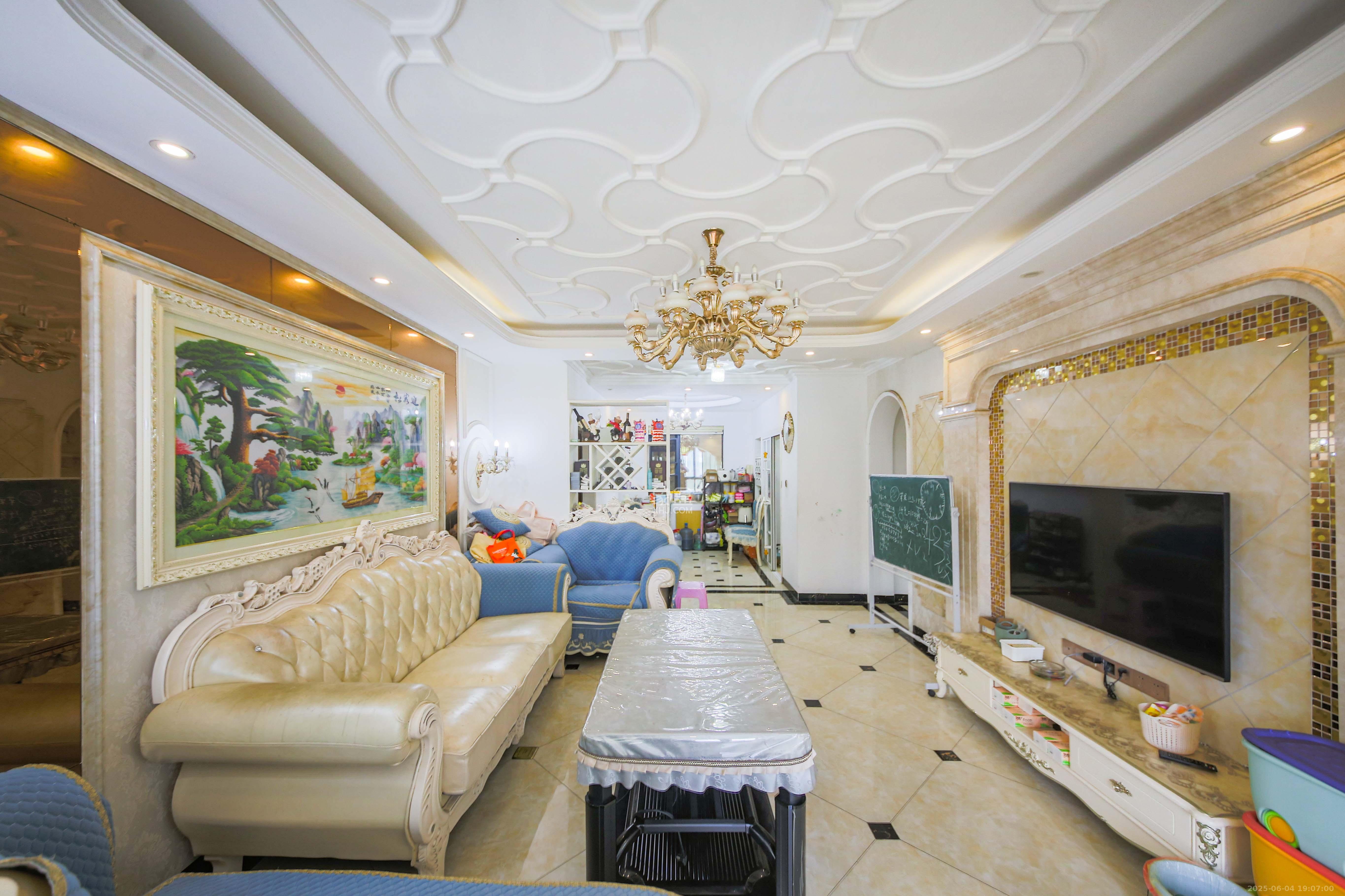 中南红领邦(红星嘉和苑)  1室2厅2卫    120.0万 中南红领邦(红星嘉和苑)  1室2厅2卫    120.0万客厅