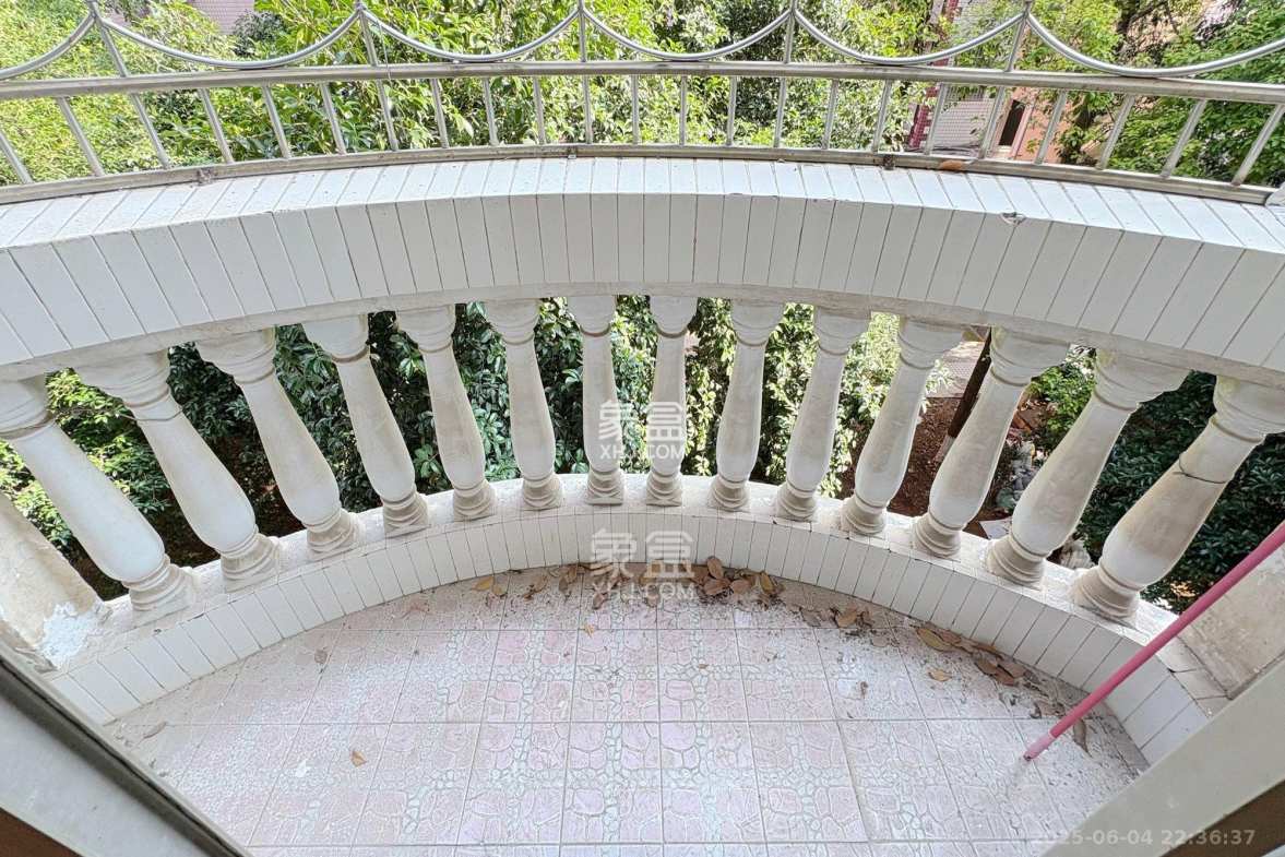 泰时新雅园  3室2厅2卫    92.8万 泰时新雅园  3室2厅2卫    92.8万阳台