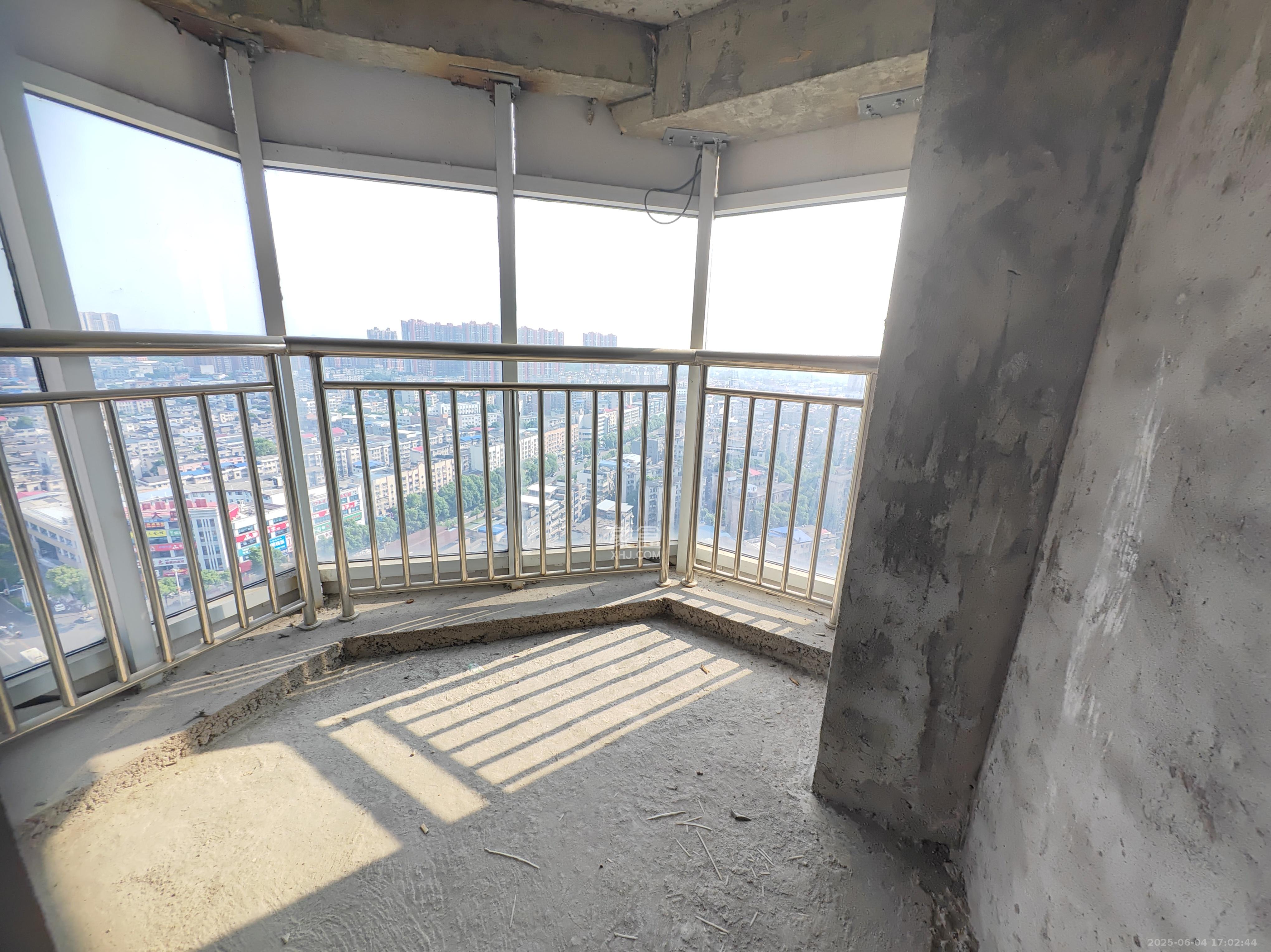 同丰中央广场 1室2厅2卫 35.8万 同丰中央广场 1室2厅2卫 35.8万客厅