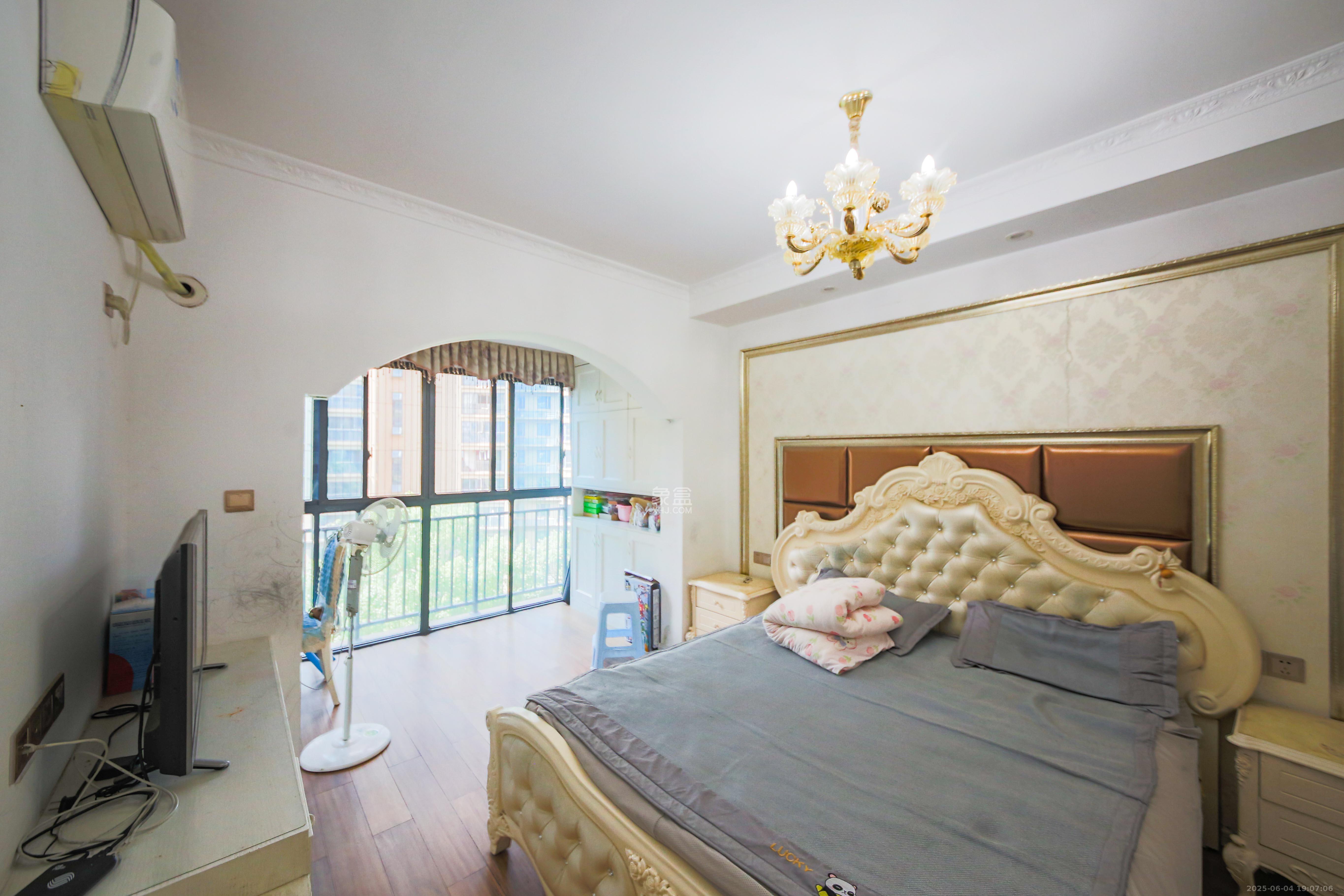 中南红领邦(红星嘉和苑)  1室2厅2卫    120.0万 中南红领邦(红星嘉和苑)  1室2厅2卫    120.0万卧室