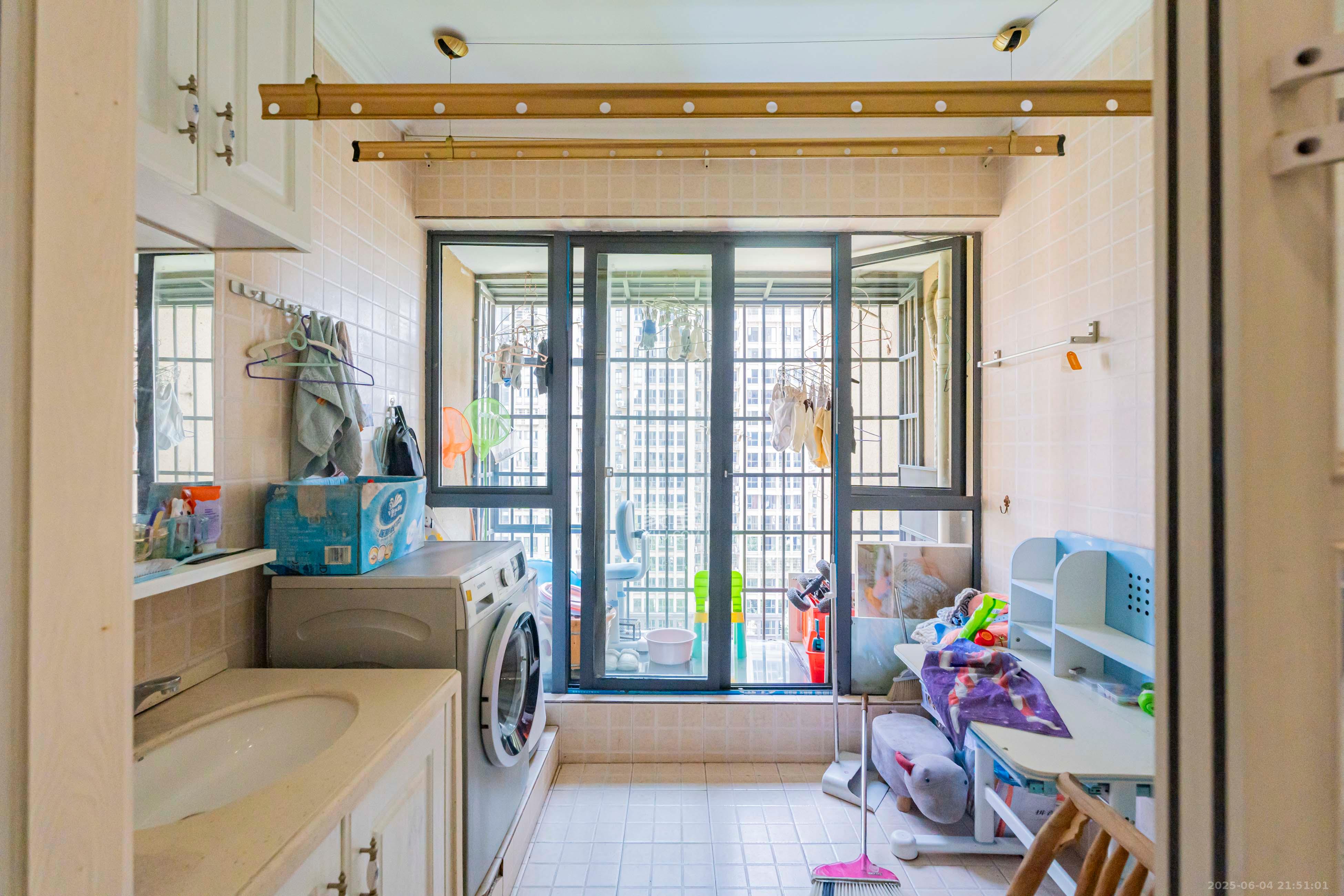 悦湖山 4室2厅1卫 75.0万 悦湖山 4室2厅1卫 75.0万阳台