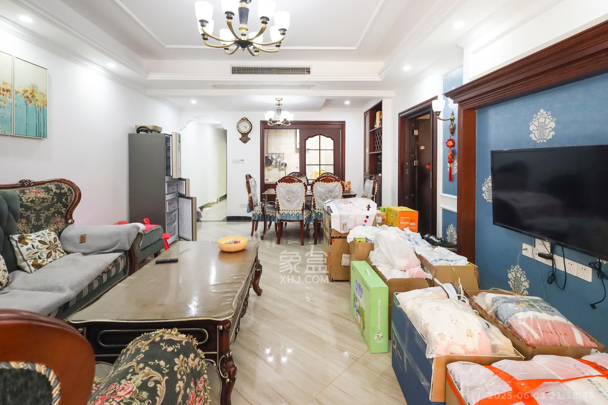 顺天御岭 4室2厅2卫 178.0万 顺天御岭 4室2厅2卫 178.0万客厅