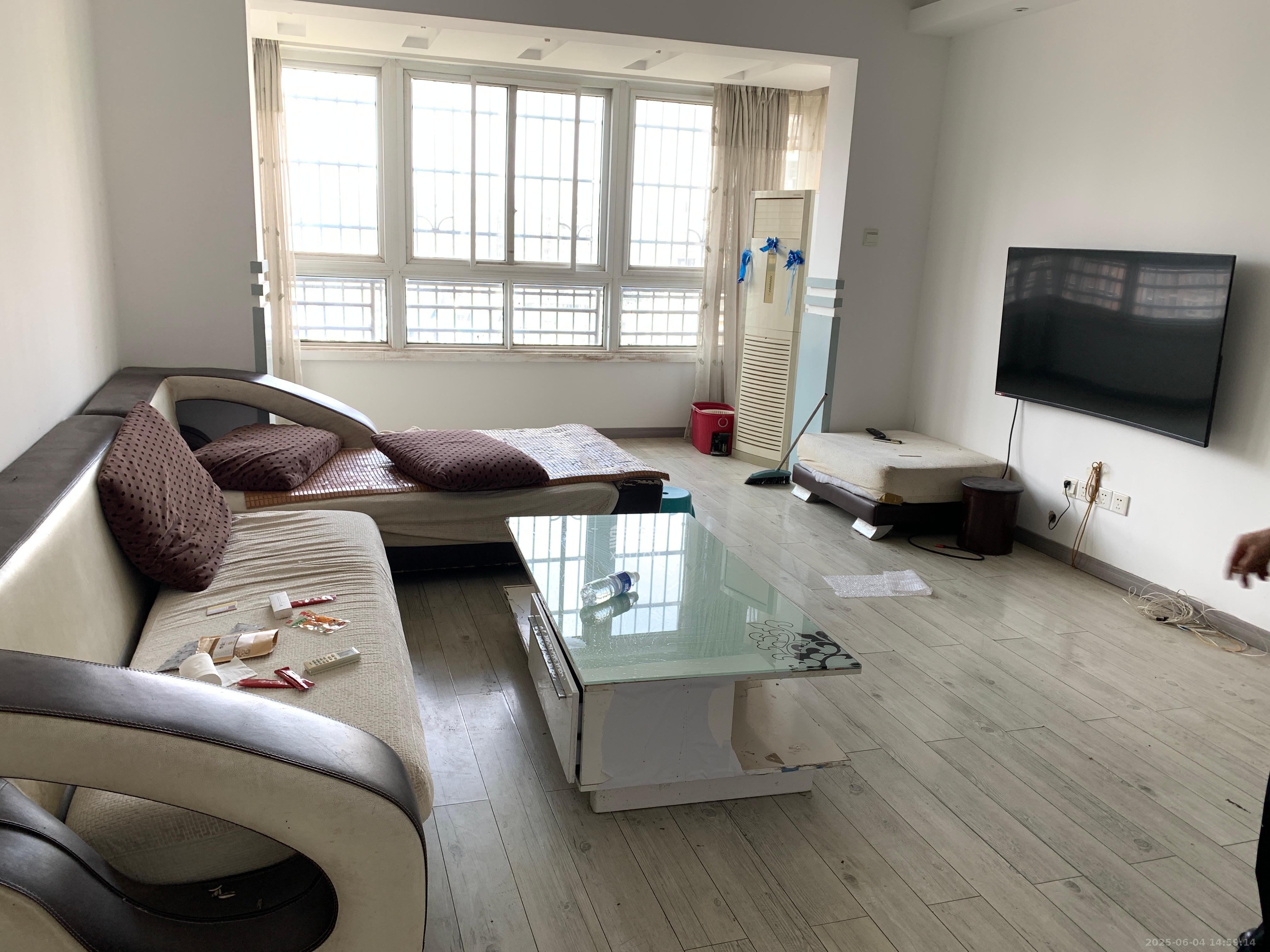 鑫天芙蓉 3室2厅2卫 2300.0元/月 鑫天芙蓉 3室2厅2卫 2300.0元/月室内图