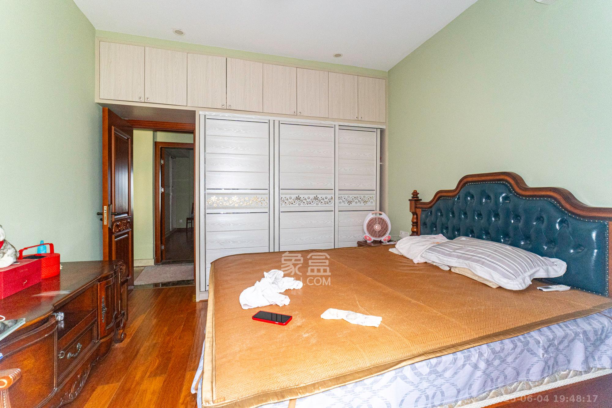 山水芙蓉国际新城  5室2厅2卫    688.0万 山水芙蓉国际新城  5室2厅2卫    688.0万卧室