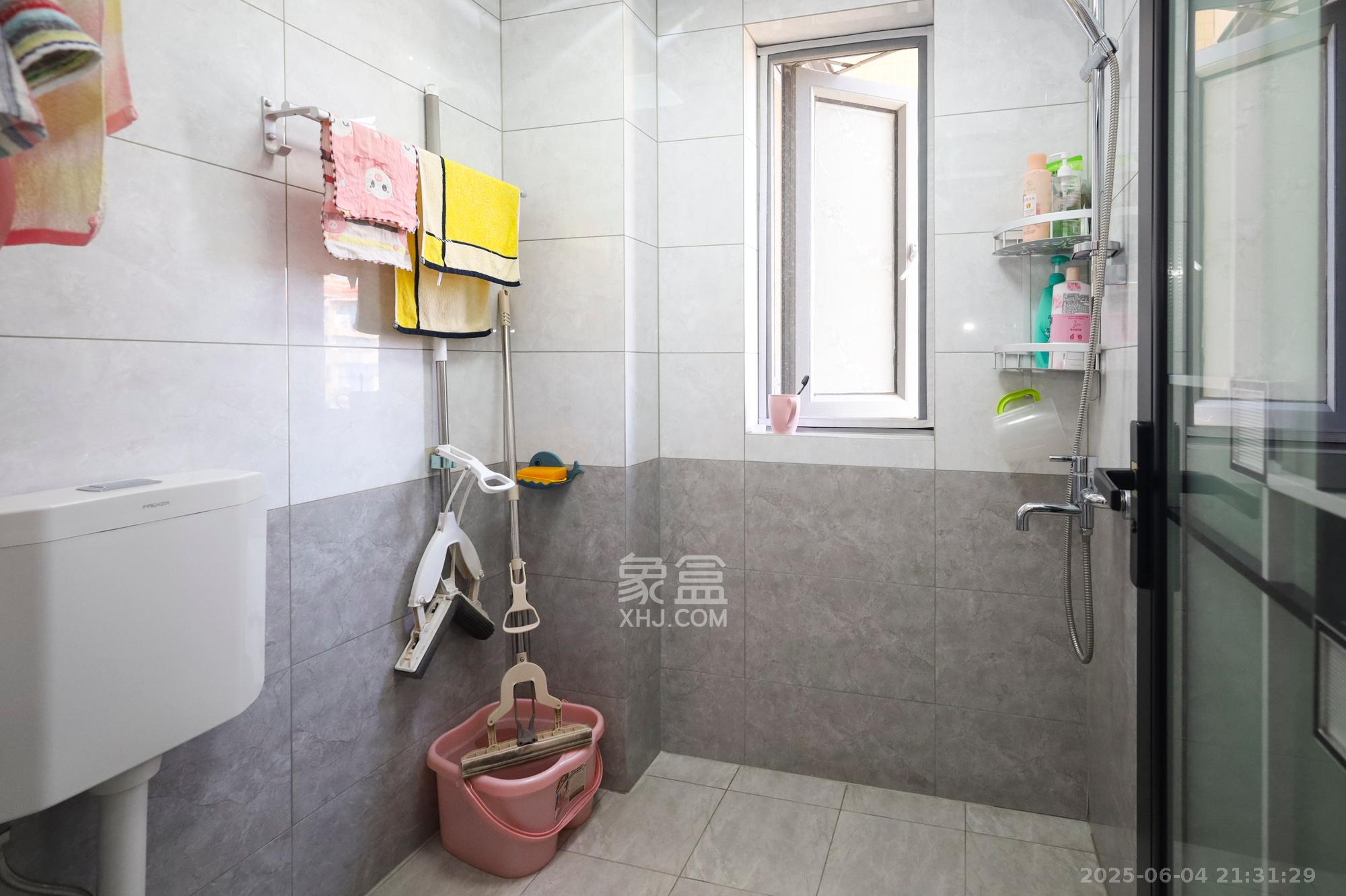 钱隆世家 3室2厅2卫 84.8万 钱隆世家 3室2厅2卫 84.8万卫生间